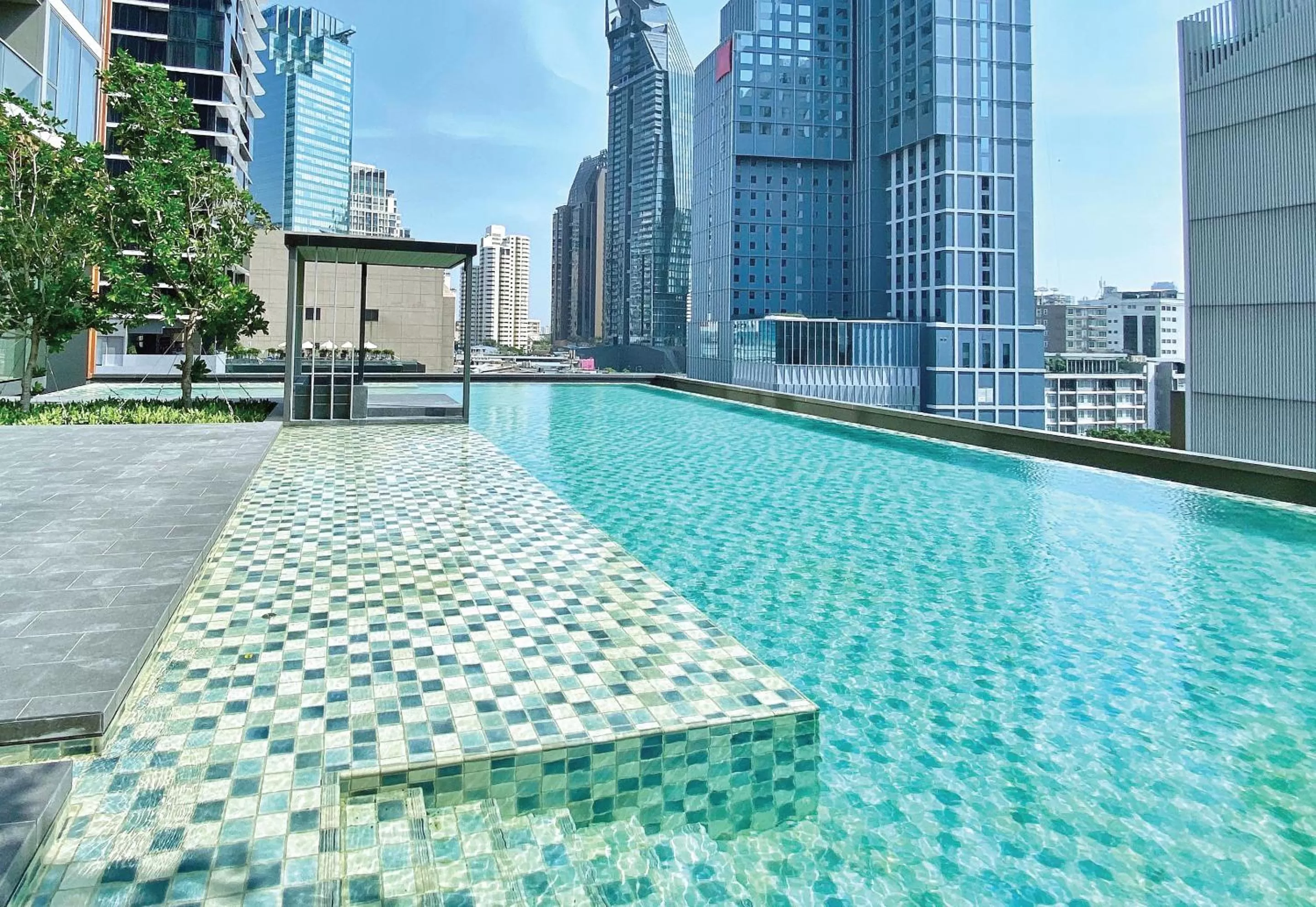 Swimming pool in Oakwood Suites Bangkok