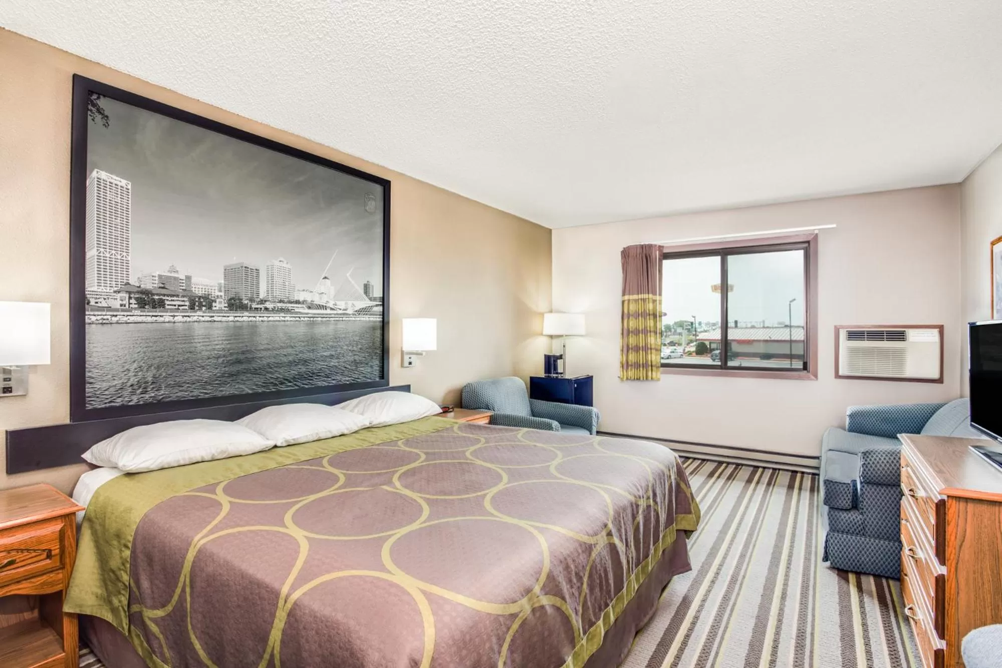 Photo of the whole room, Bed in Super 8 by Wyndham Green Bay Near Stadium