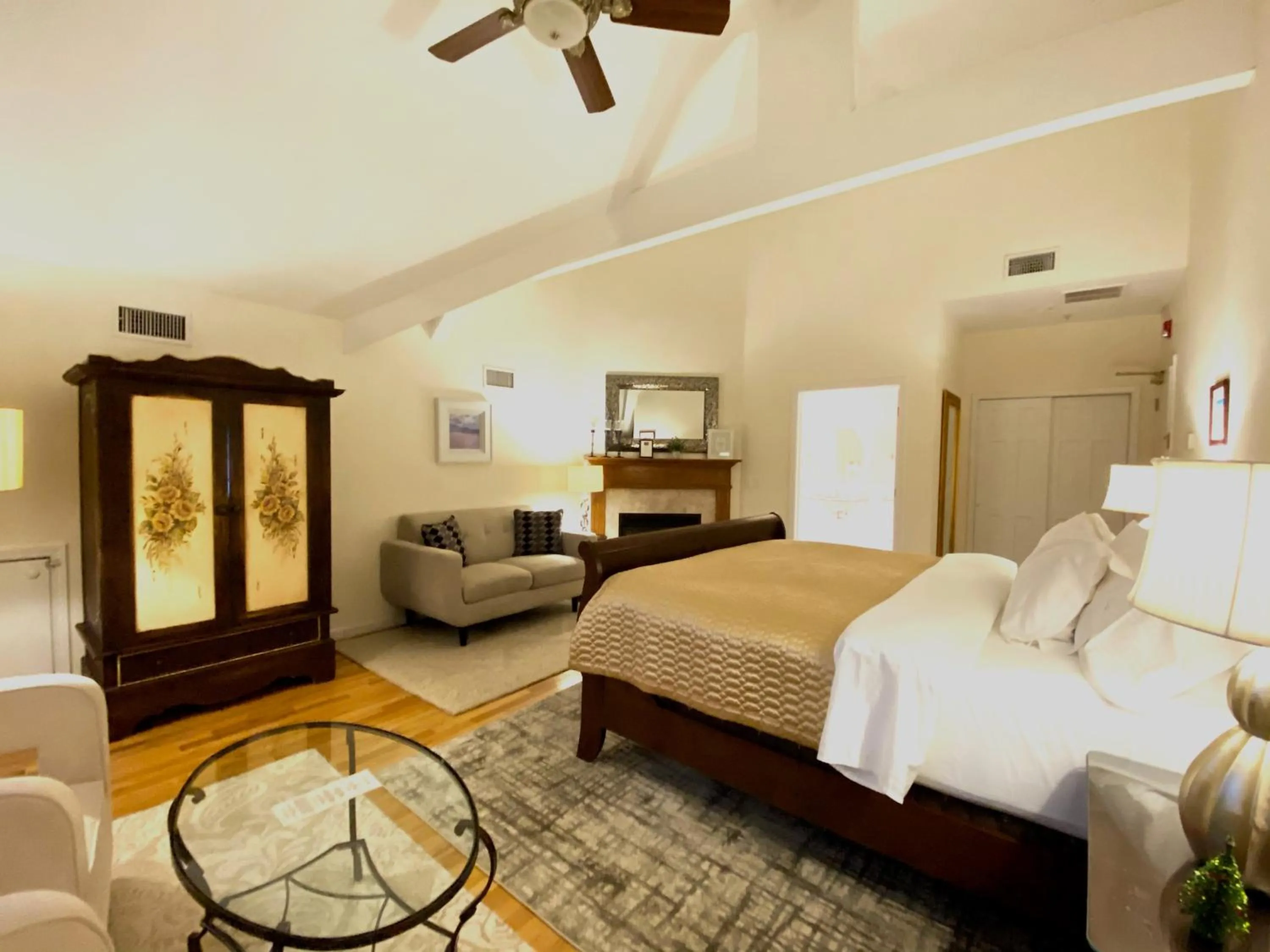 Bed in Inn on Main Hotel