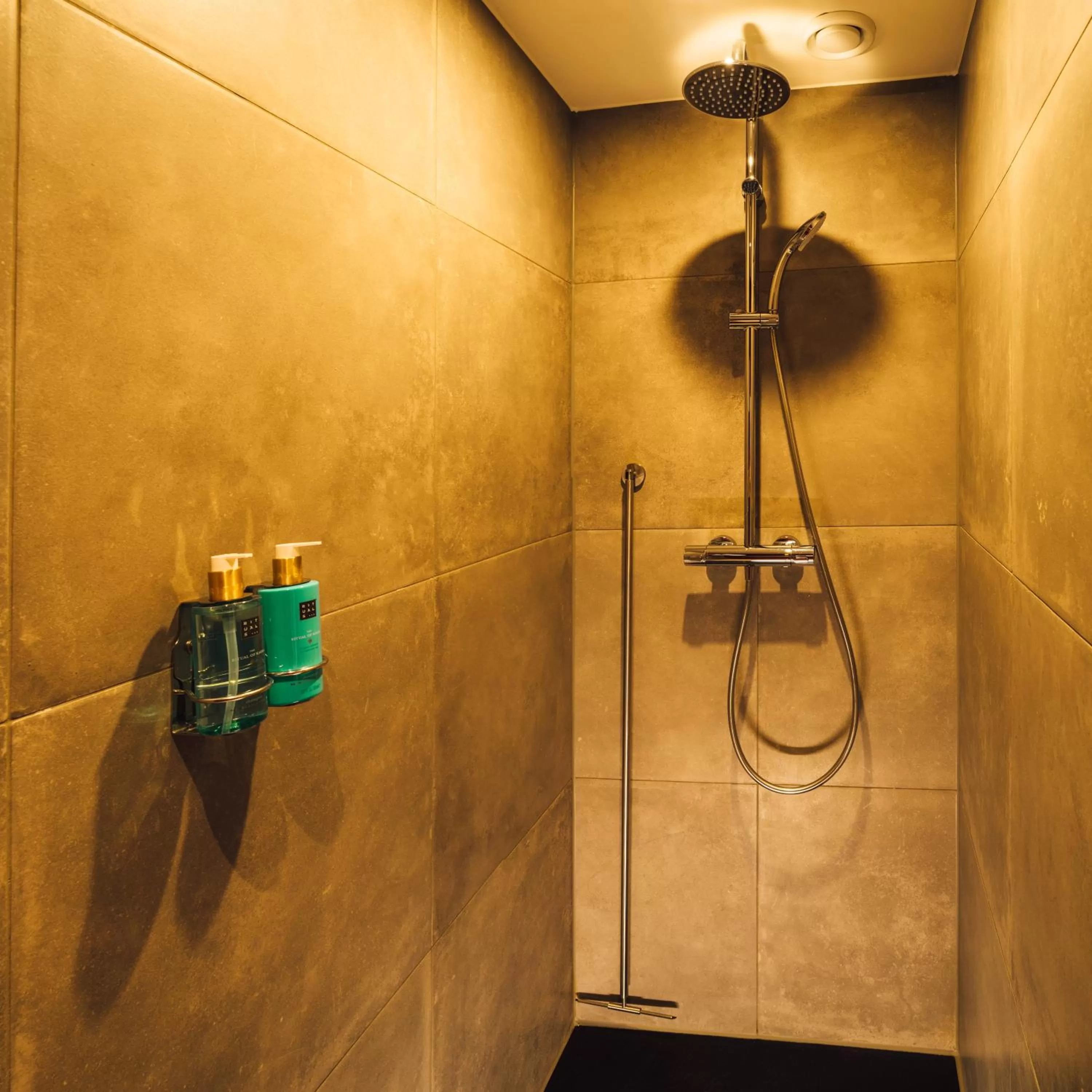 Bathroom in Oldschool Hotel