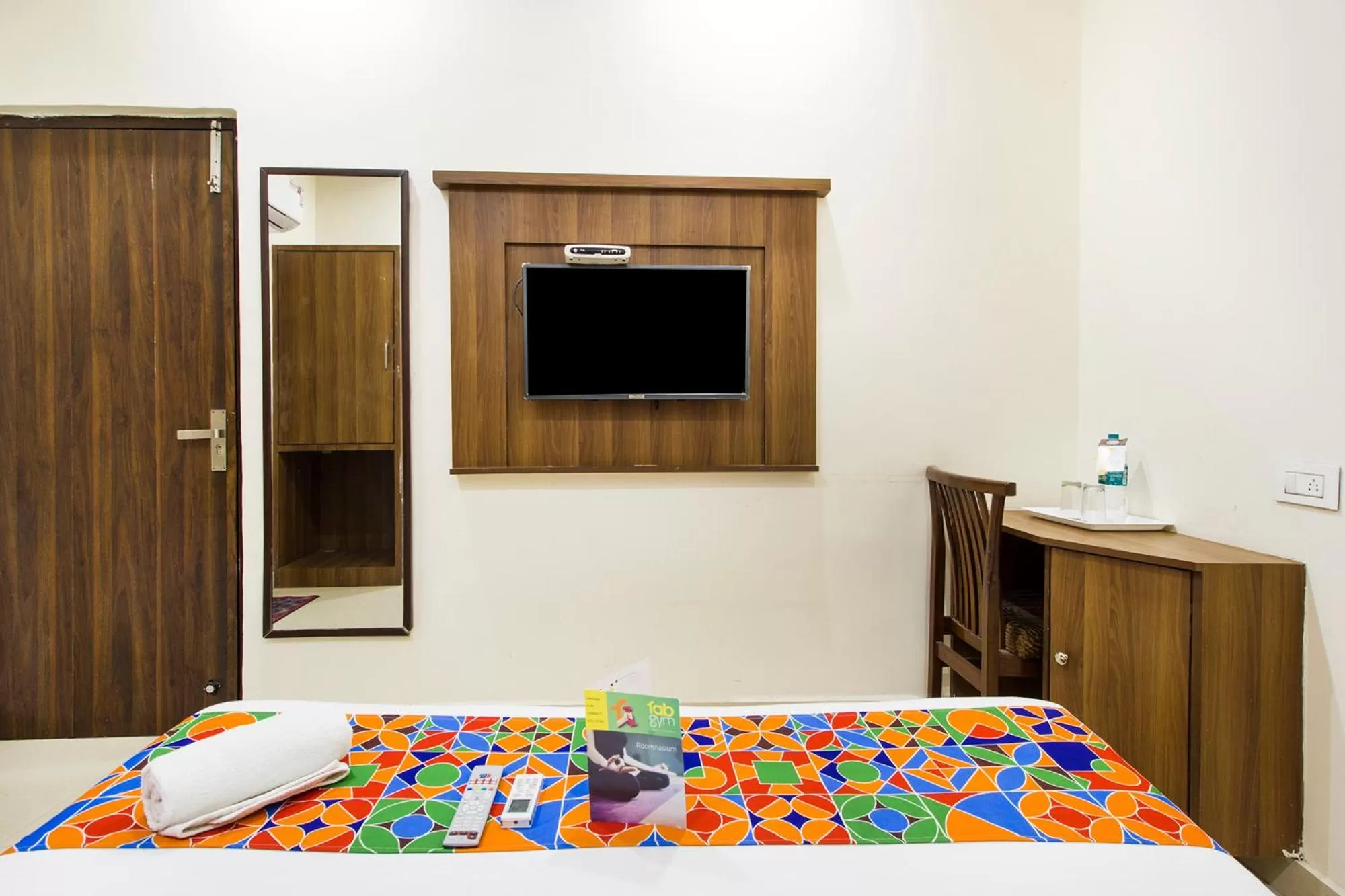 Bedroom, Bed in FabHotel Royal Villa Hussainpura Chowk