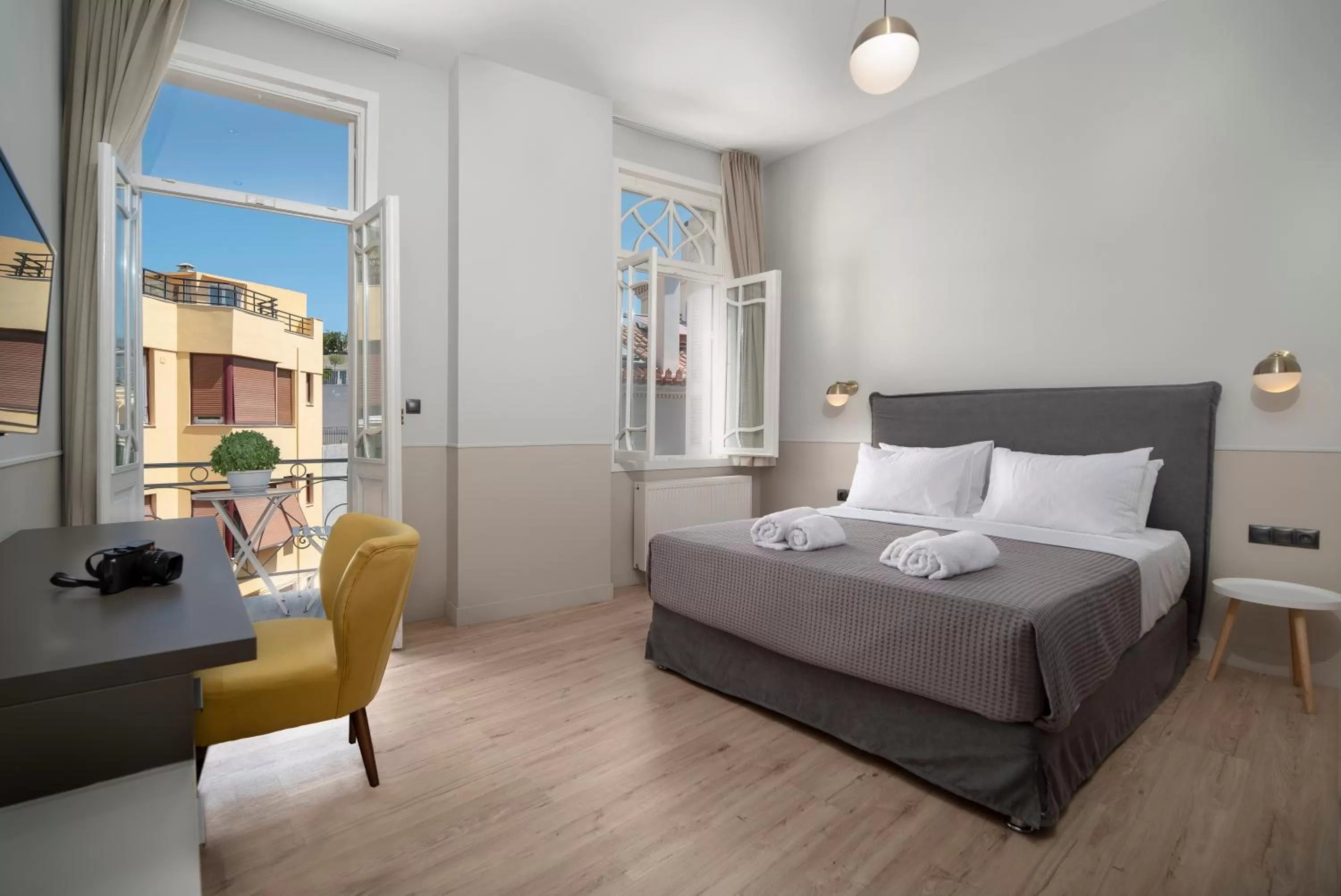 Photo of the whole room, Bed in Plaka Arch Suites