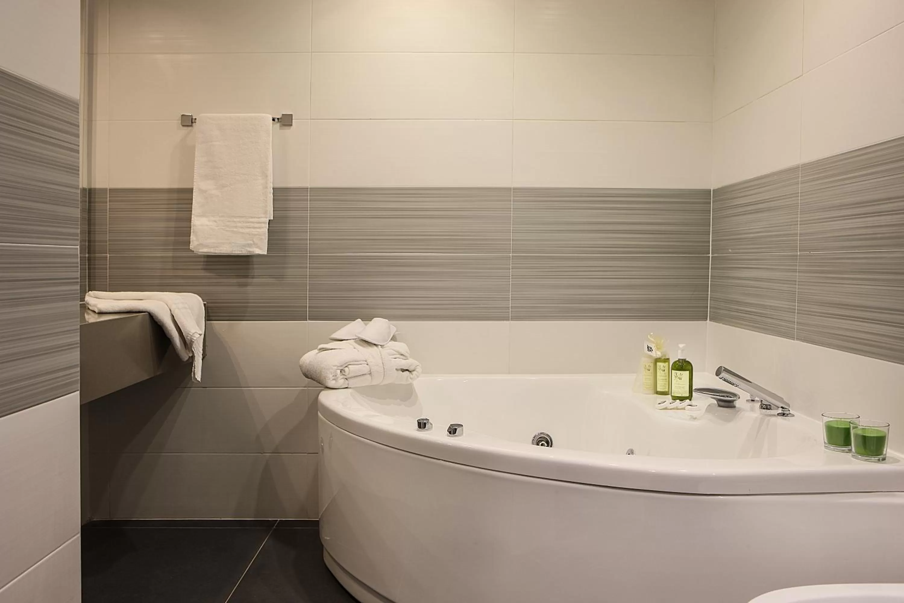 Hot Tub in Best Western JFK Hotel