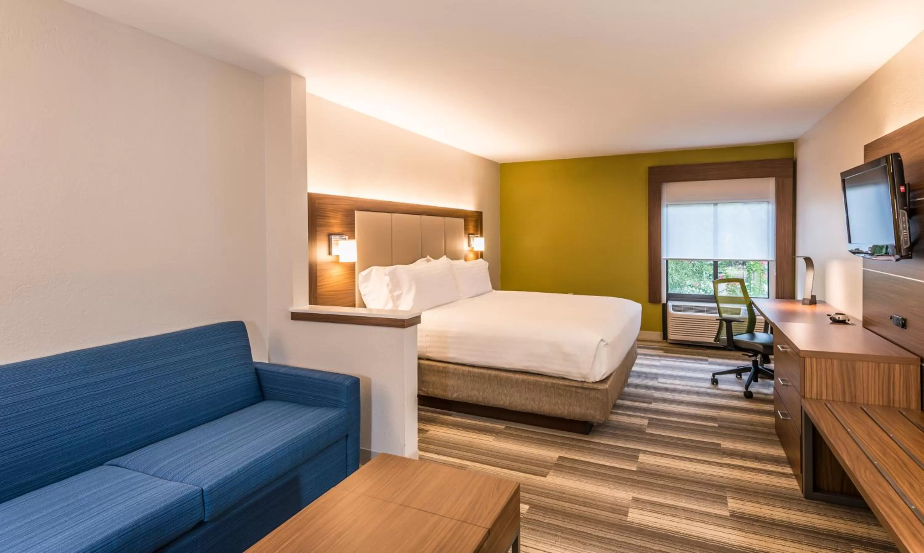 Photo of the whole room, Bed in Holiday Inn Express Hotel & Suites Jacksonville-South by IHG