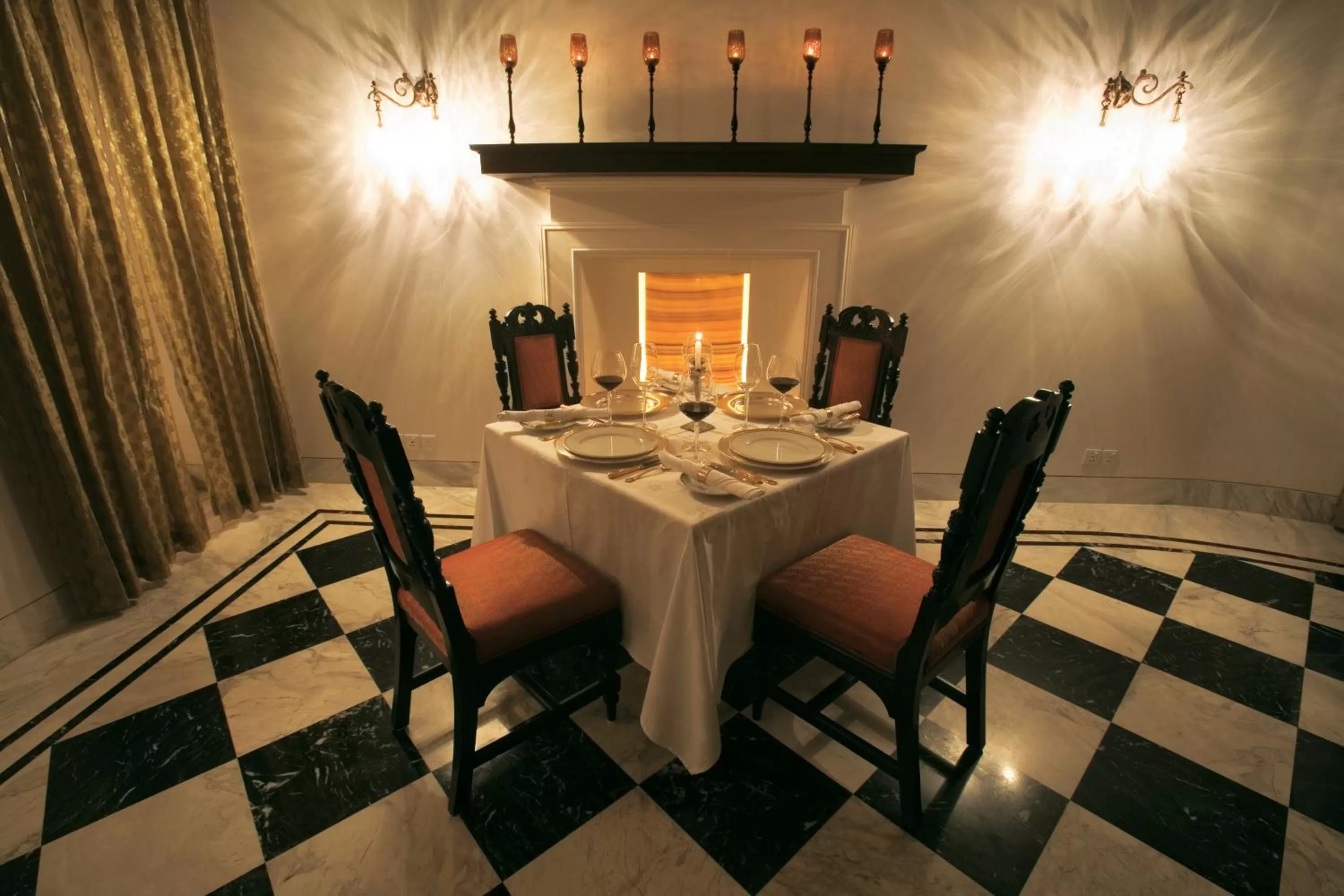Restaurant/places to eat in Taj Nadesar Palace