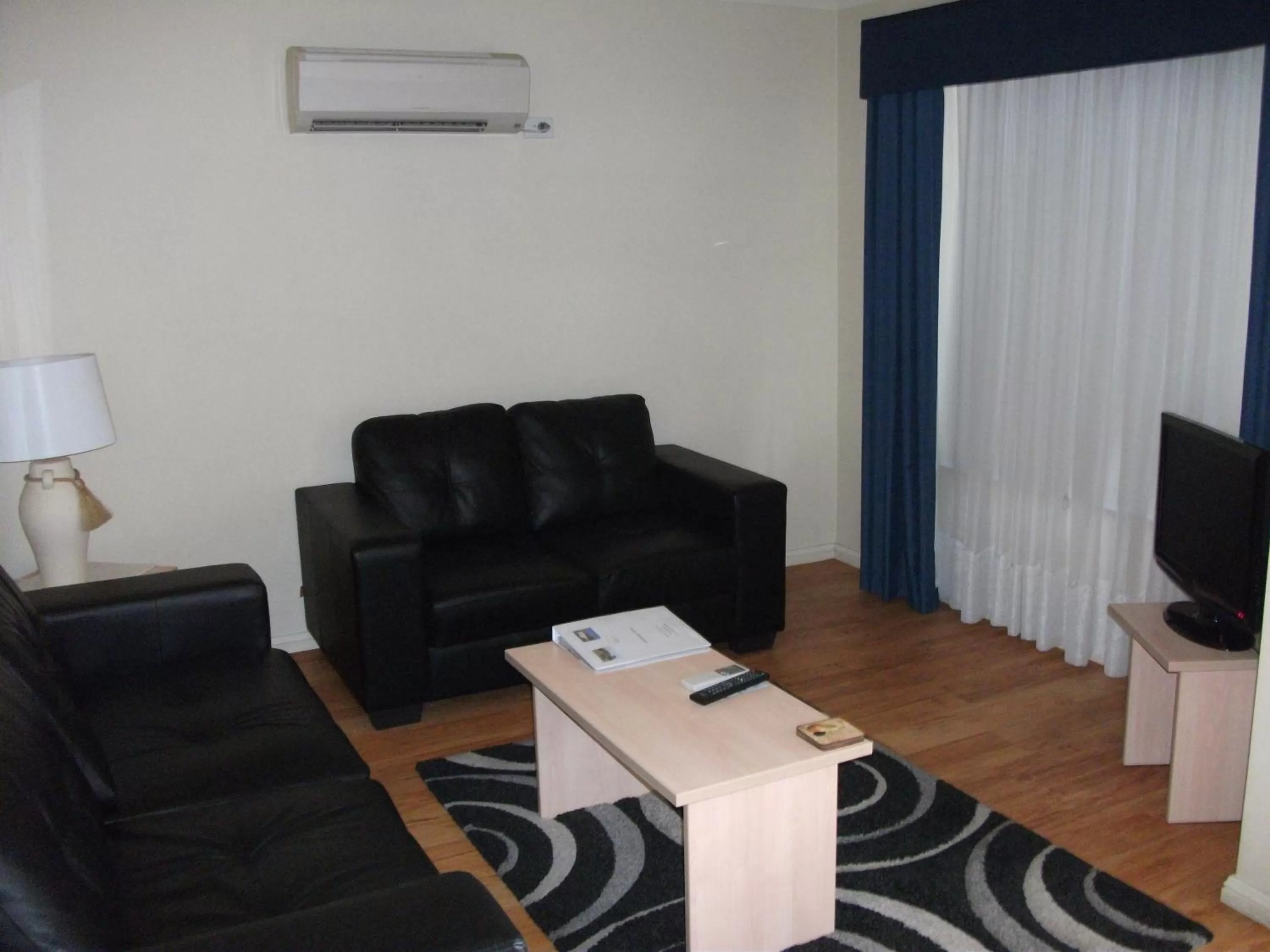 Living room in Baybrook Motor Inn