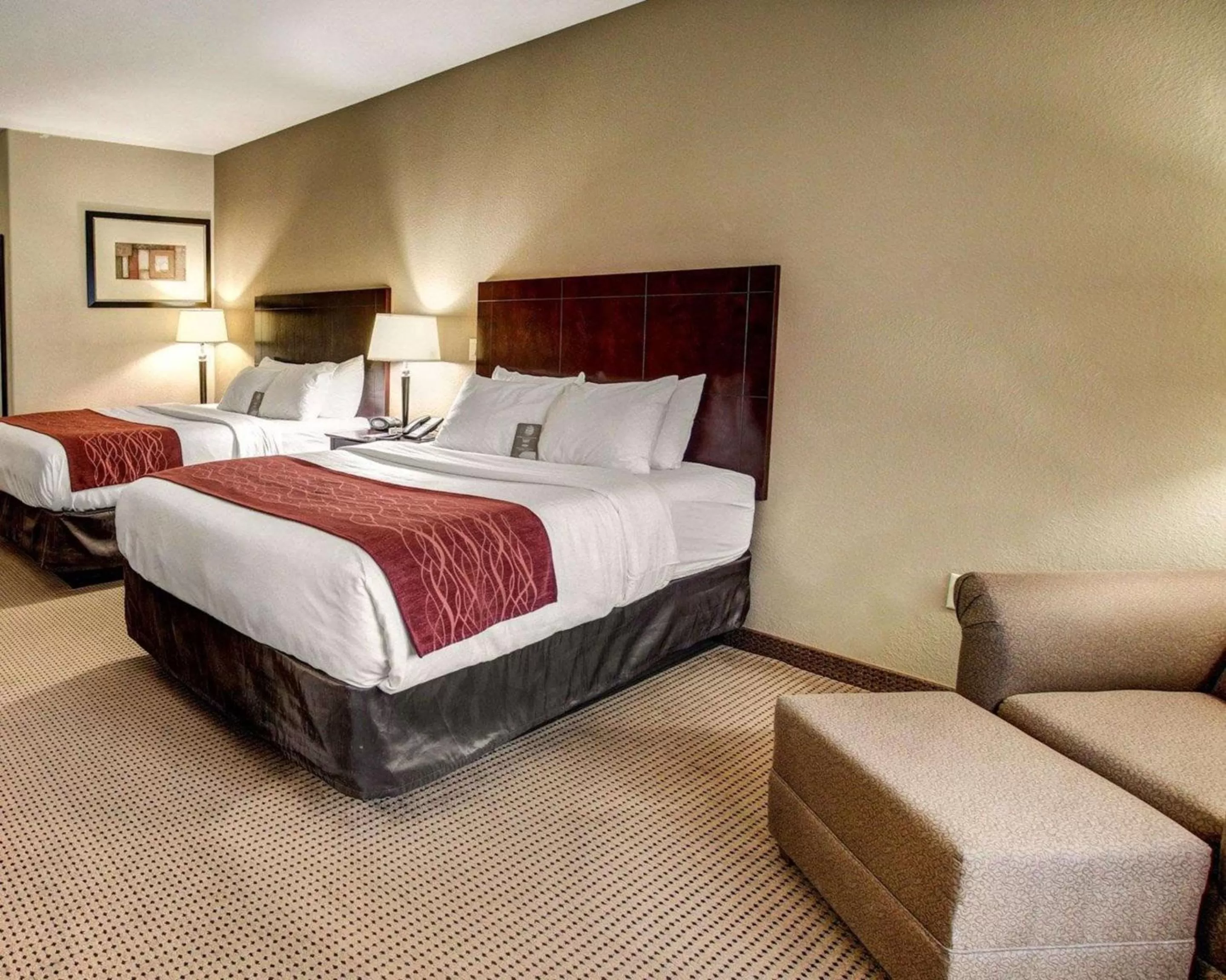 Photo of the whole room, Bed in Comfort Inn & Suites