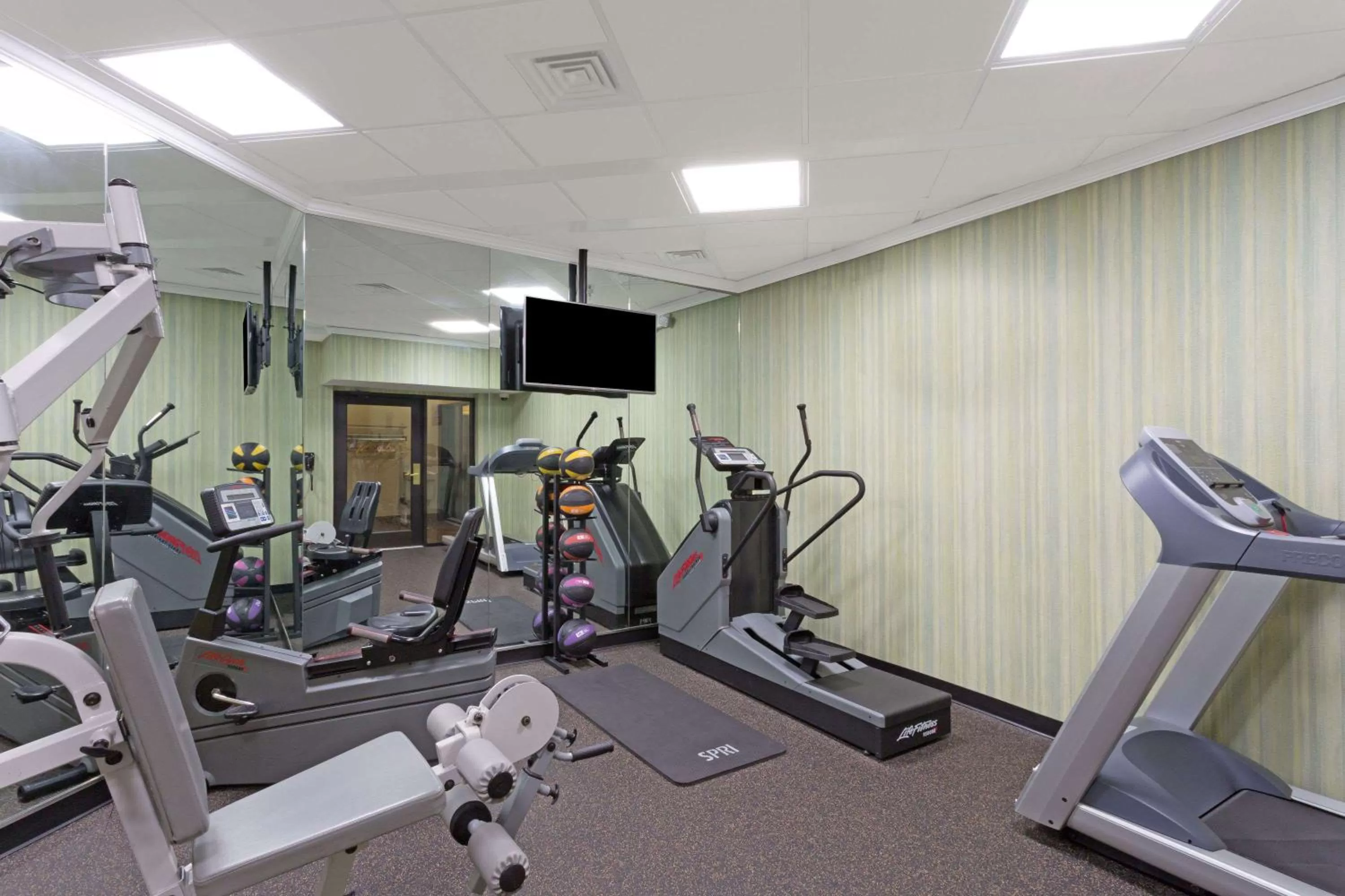 Fitness centre/facilities in Days Inn by Wyndham Lanham Washington DC