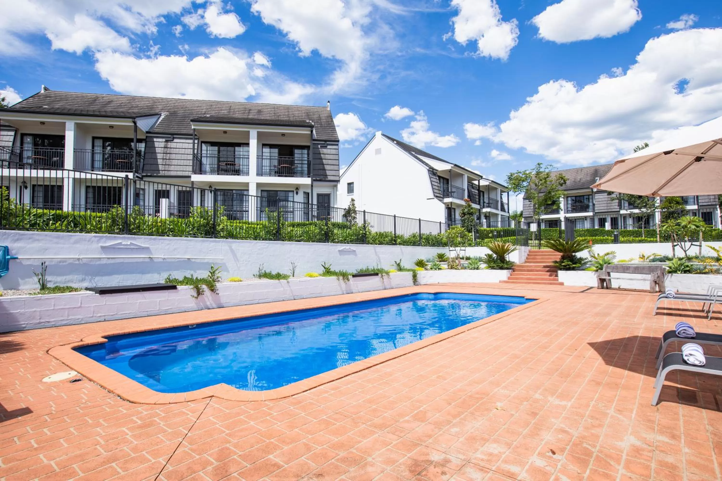 Swimming pool in Camden Valley Inn