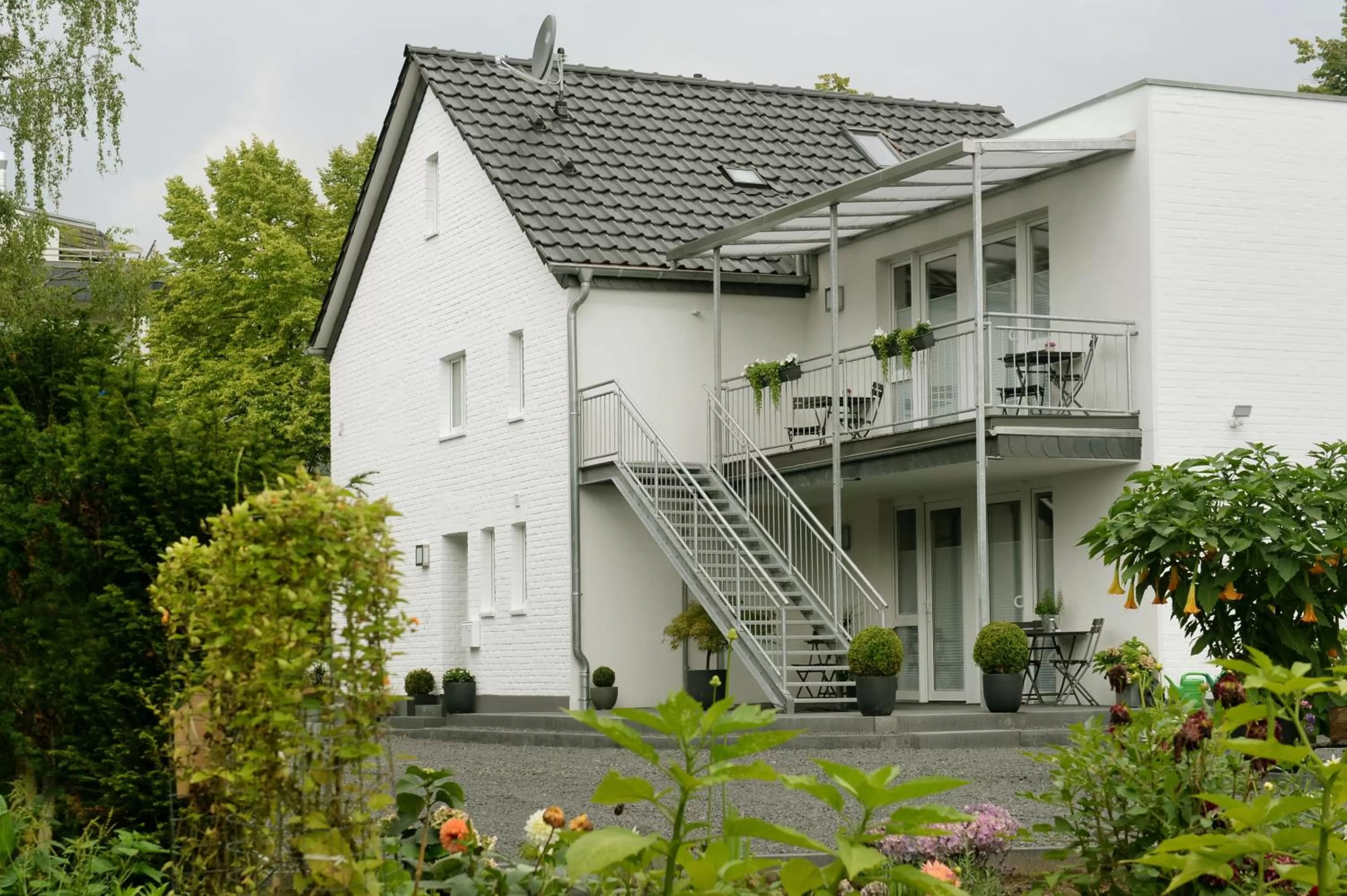 Property building, Garden in Bed & Breakfast Meerbusch