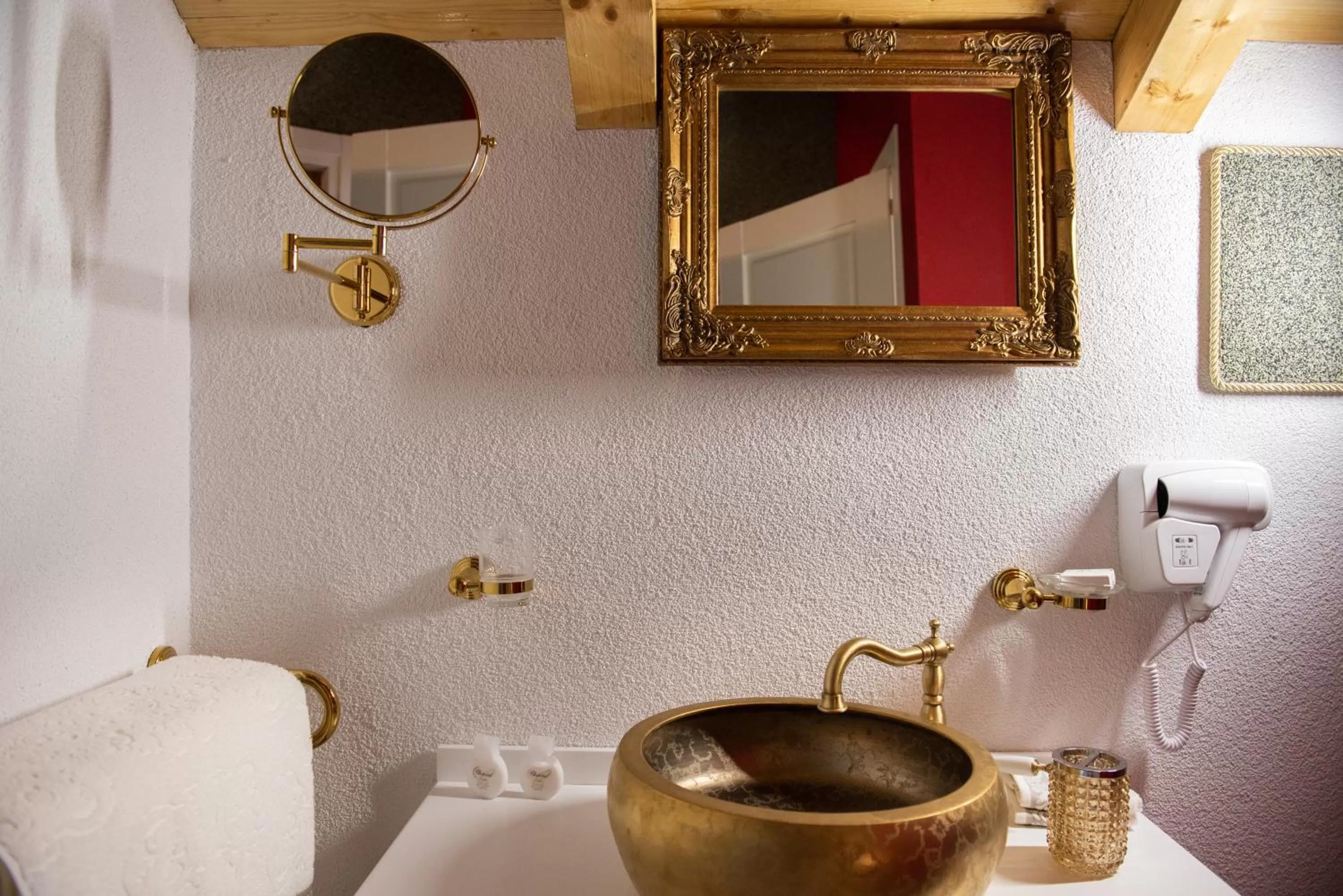 Bathroom in JMR Royal -Luxury Rooms & Private Sauna