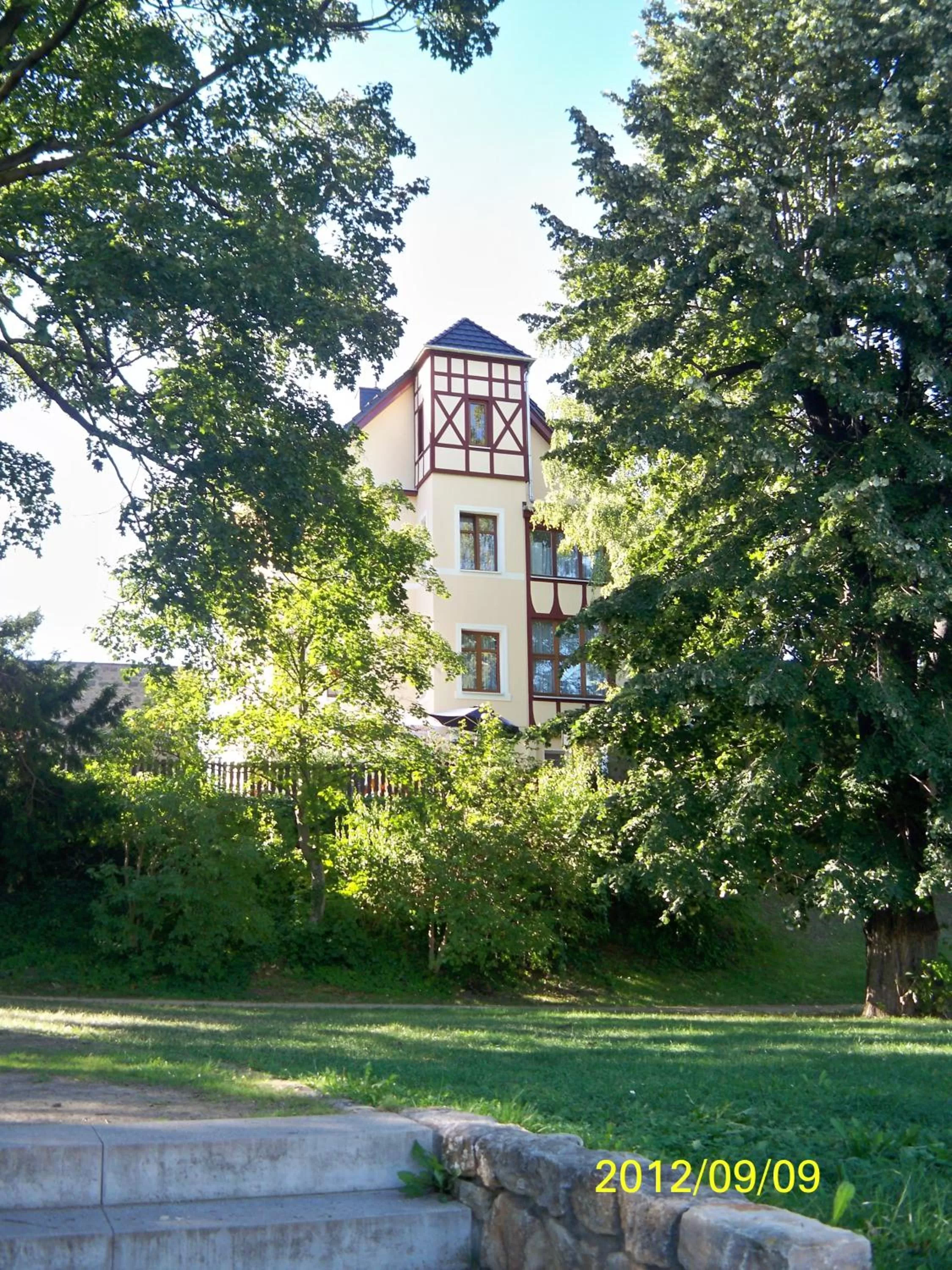 Facade/entrance, Property Building in Hotel Am Hohen Schwarm