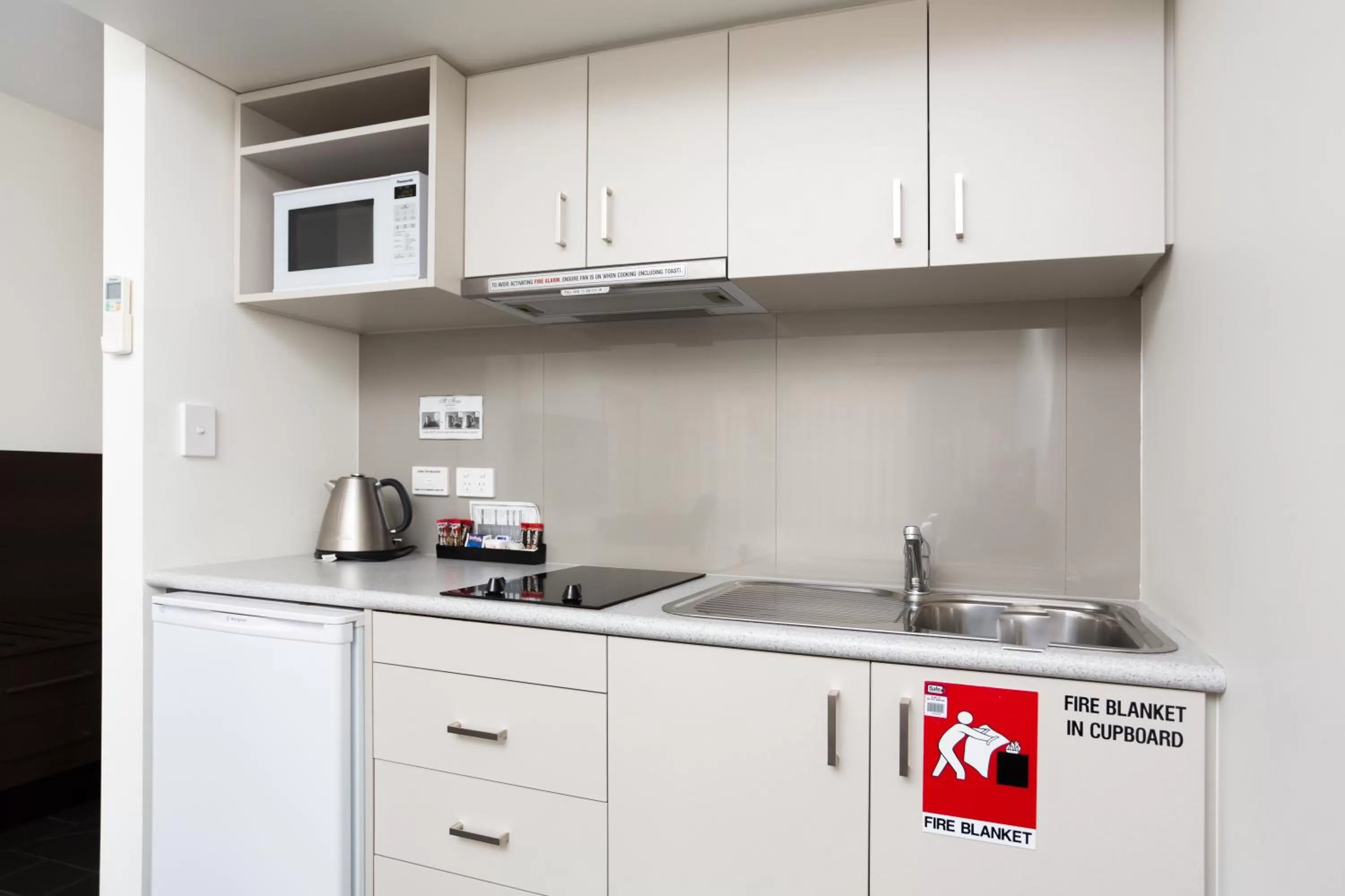 Kitchen or kitchenette in St Ives Apartments