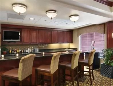 Lounge or bar in Lexington Expo Hotel by IHG