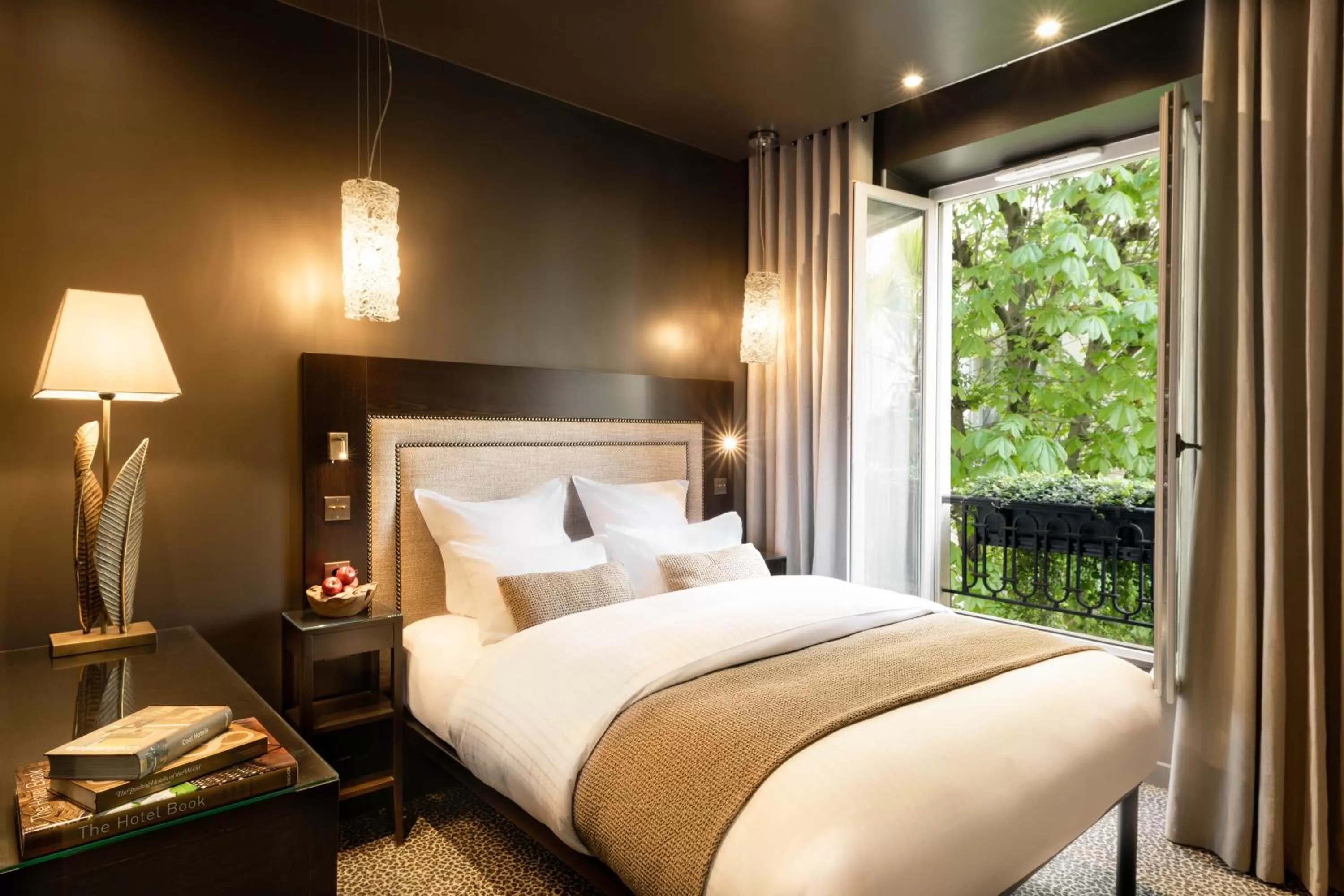 Photo of the whole room, Bed in B Montmartre