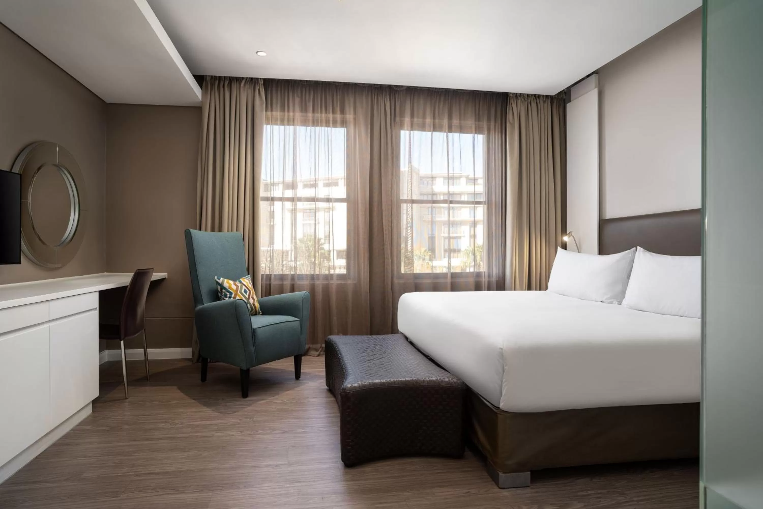 Large Deluxe Guest Room with King Bed - single occupancy in Protea Hotel by Marriott Cape Town Waterfront Breakwater Lodge