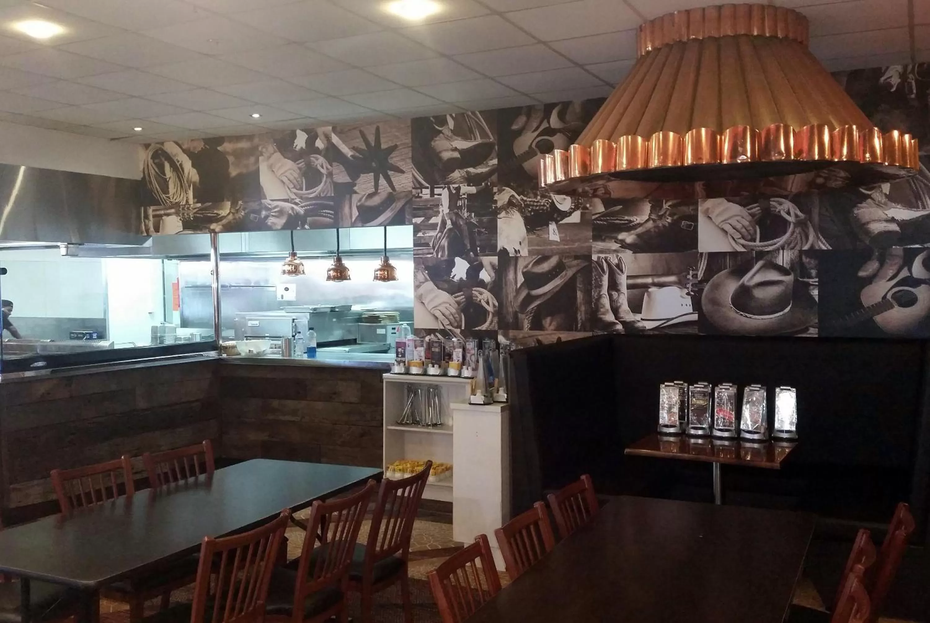 Restaurant/places to eat in Isa Hotel