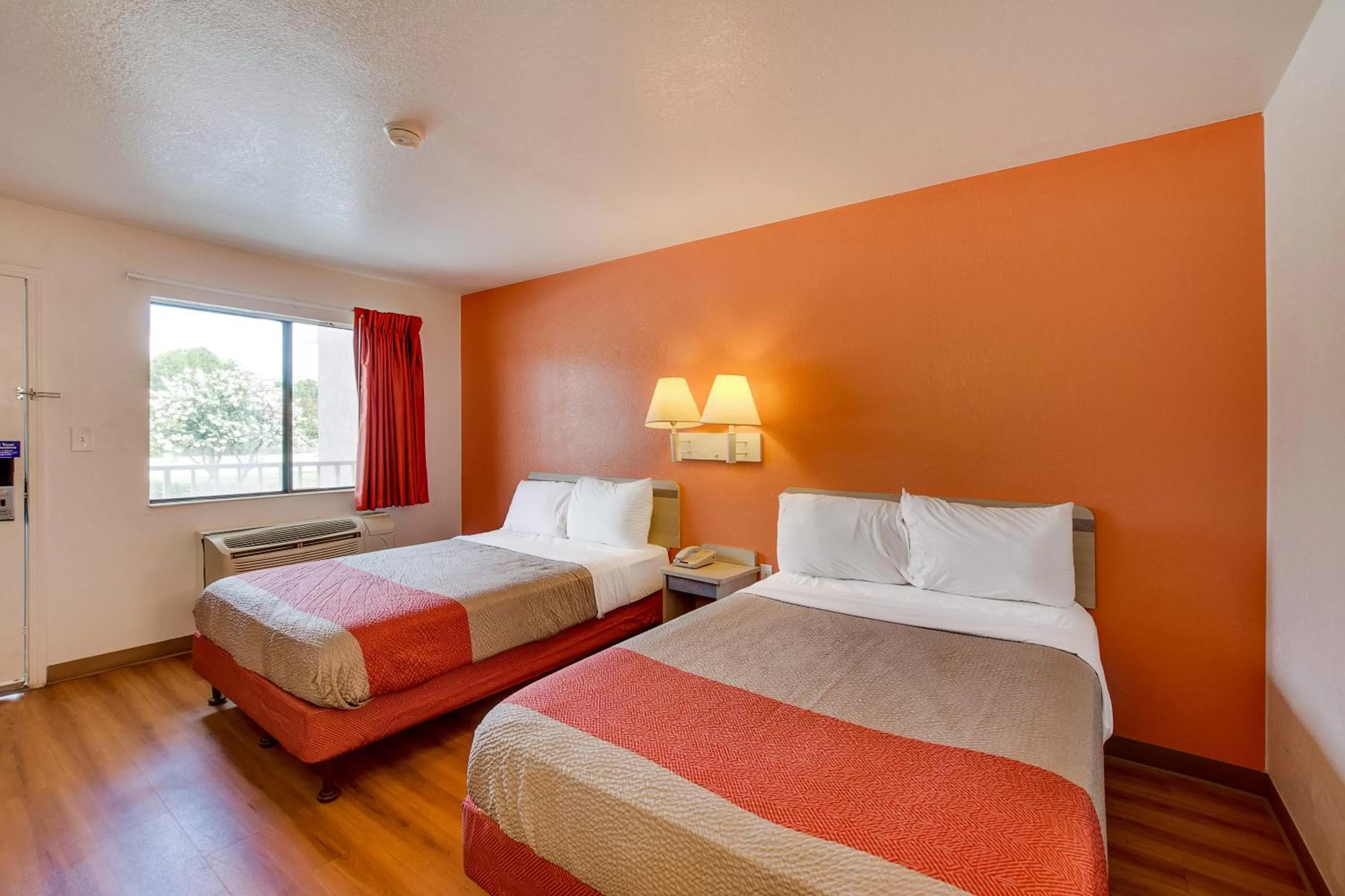 Bedroom, Bed in Motel 6-Columbus, OH - West