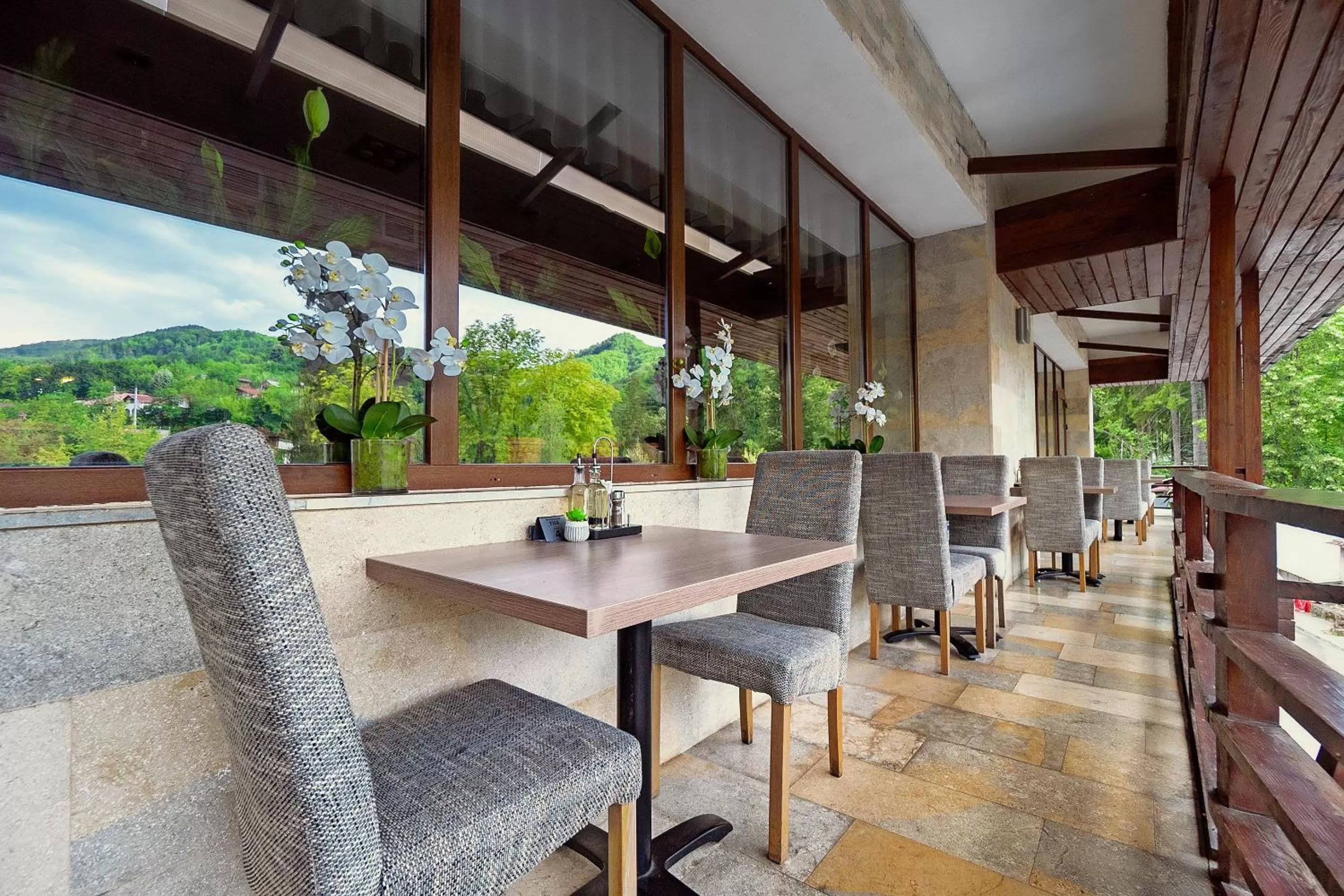 Restaurant/places to eat in Hotel TISA