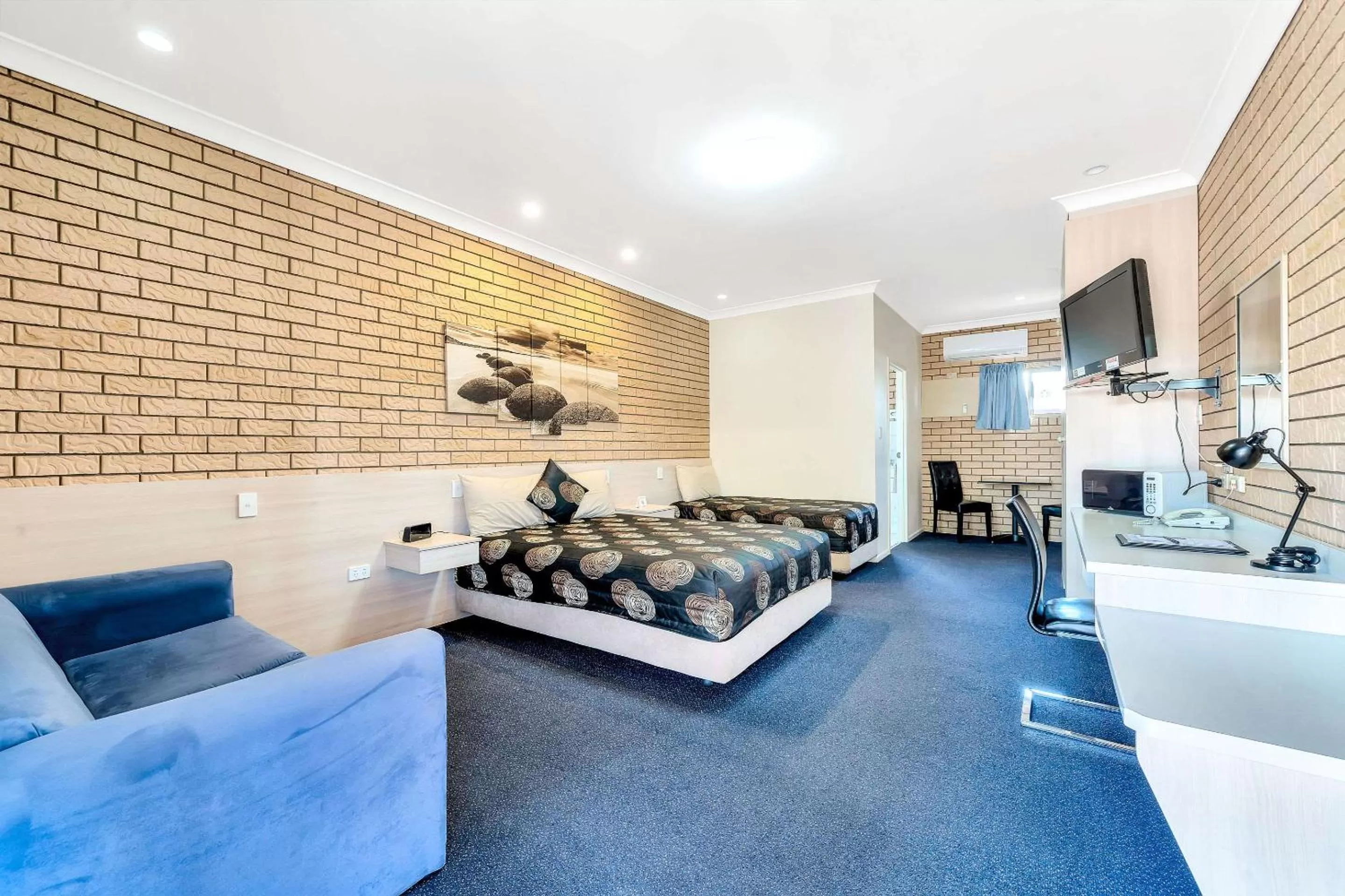 Photo of the whole room in Comfort Inn Warwick