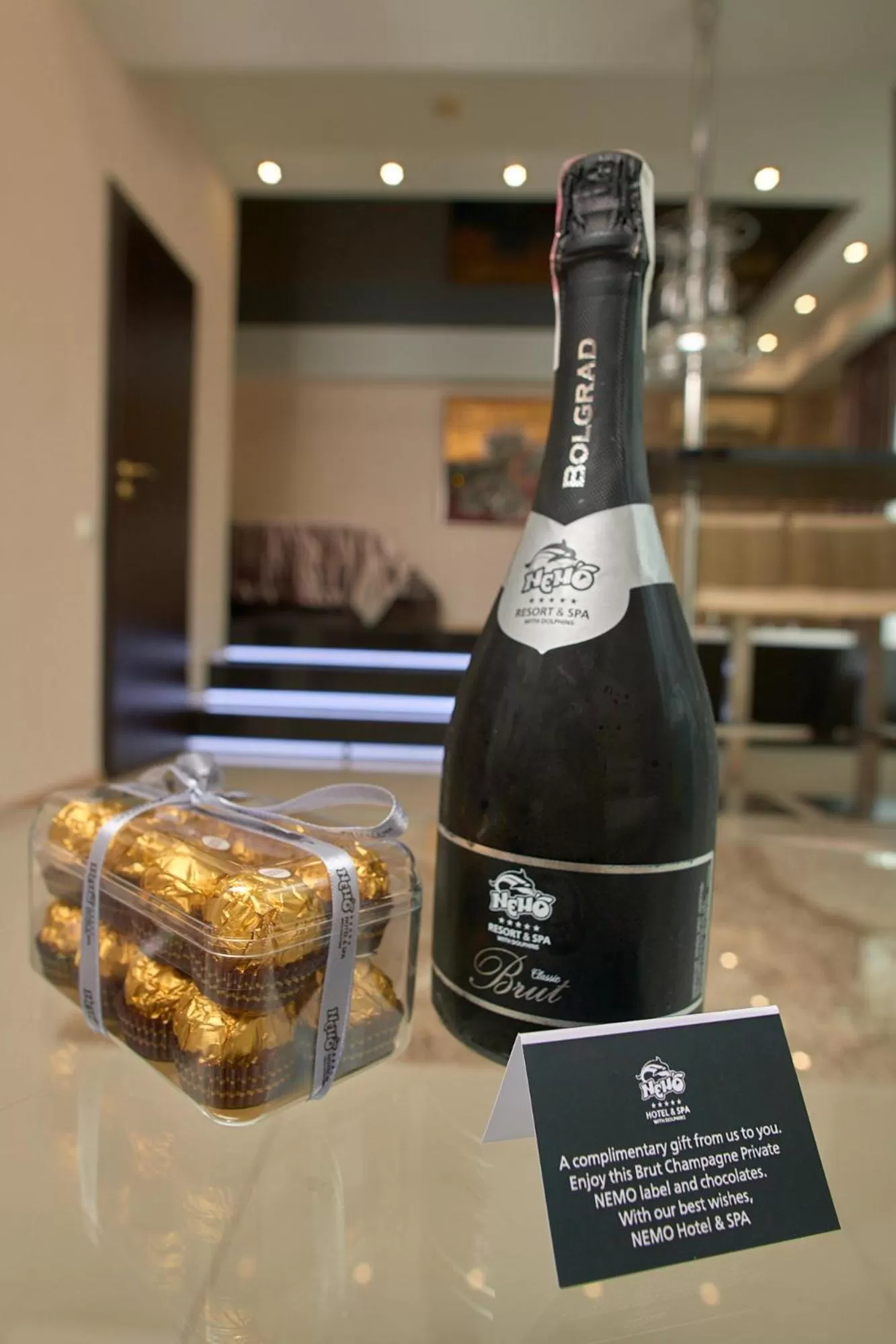 Breakfast in Hotel & Spa NEMO with dolphins