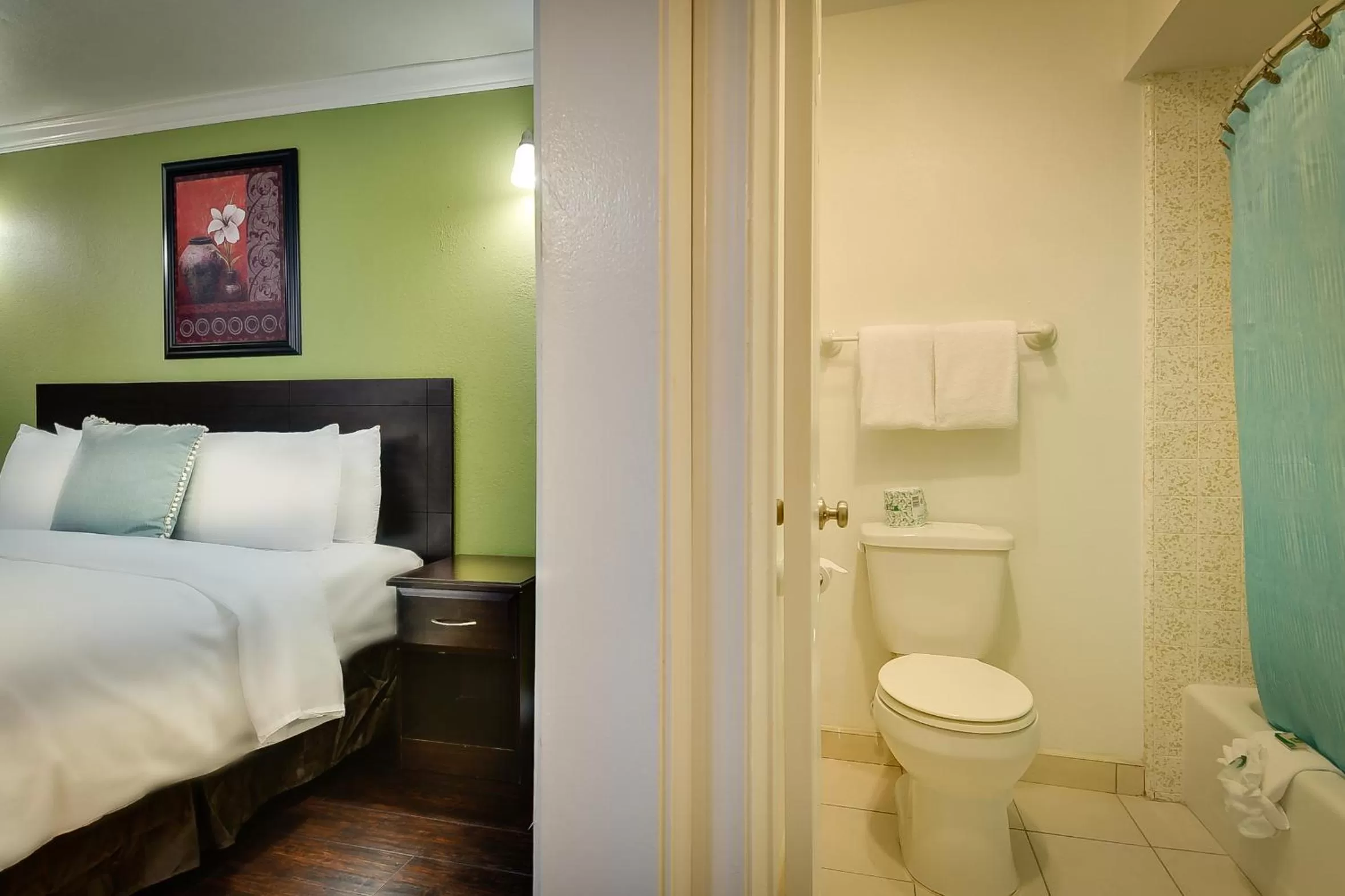 Photo of the whole room, Bed in Vagabond Inn San Pedro