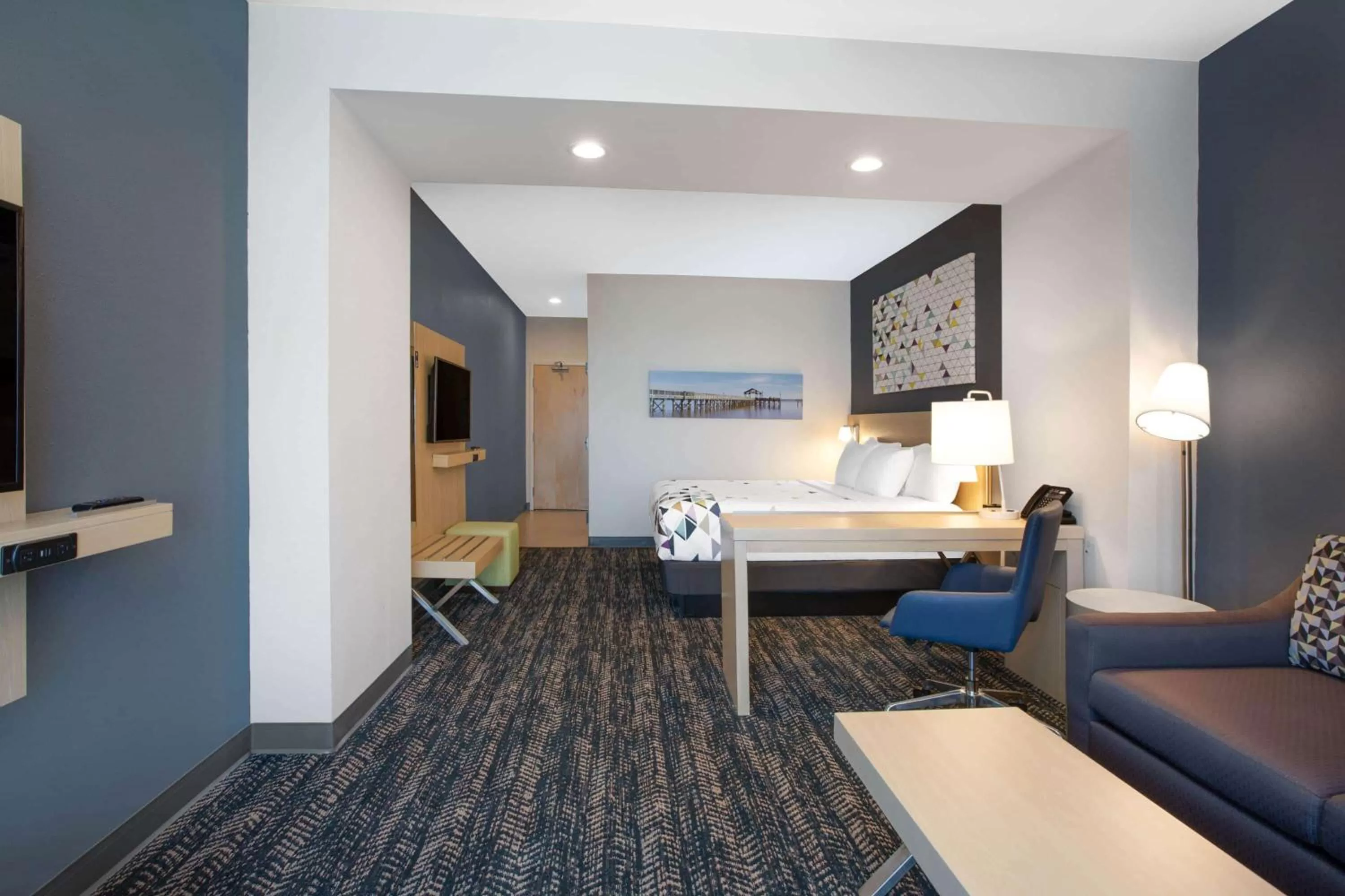 Photo of the whole room, Bed in La Quinta Inn & Suites by Wyndham Manassas, VA- Dulles Airport