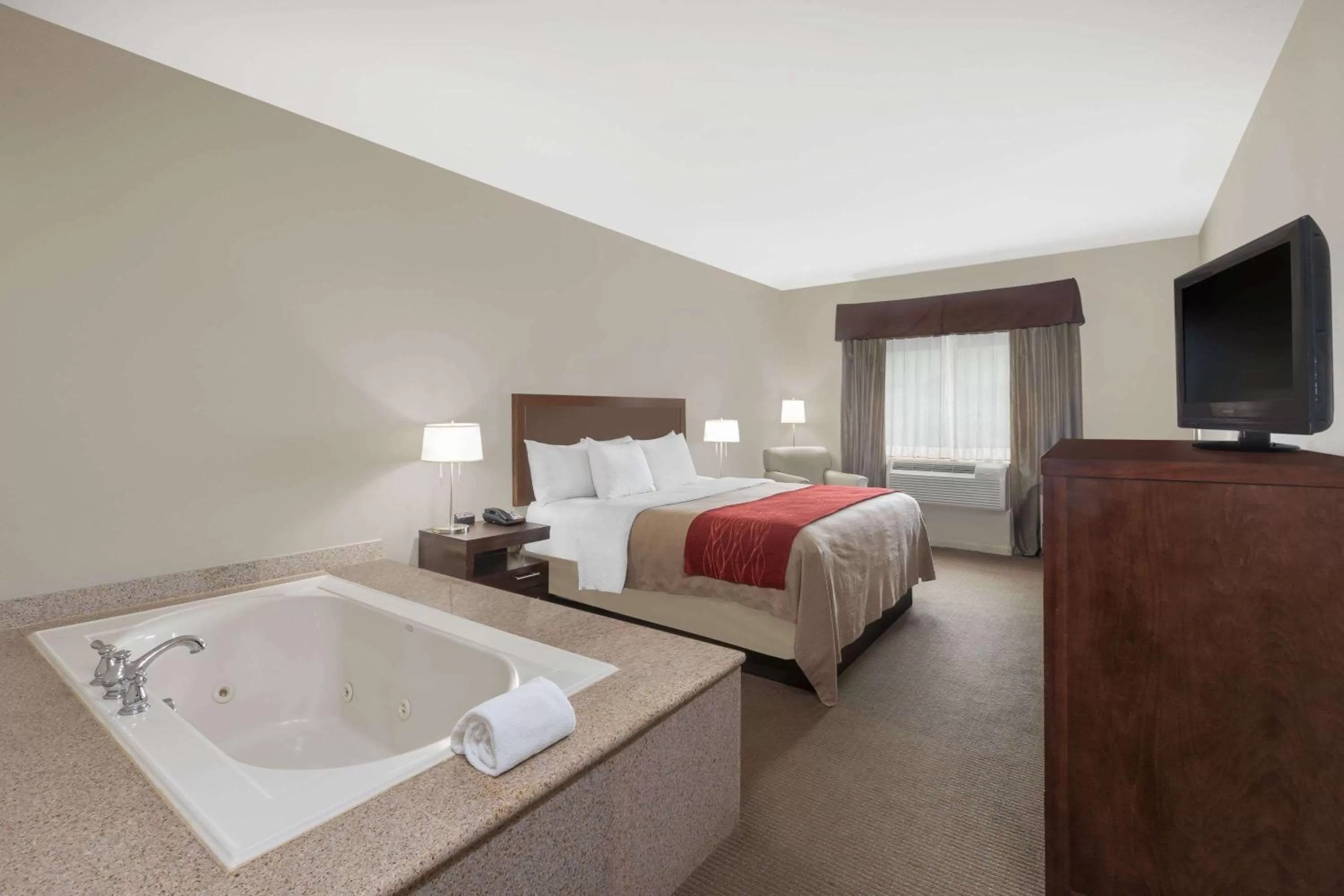 Photo of the whole room, Bed in Baymont by Wyndham Columbus