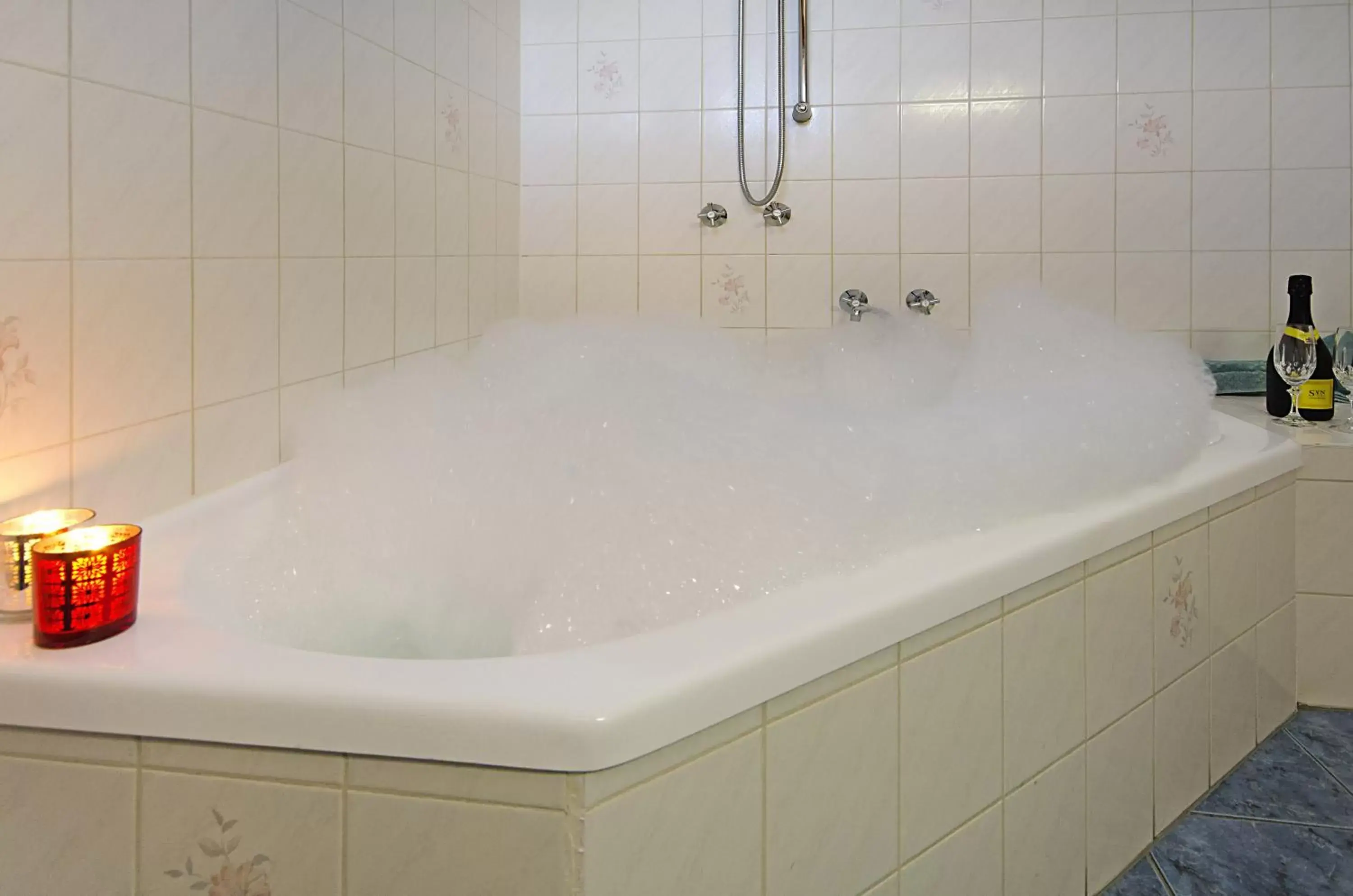 Deluxe Queen Room with Spa Bath in Whalers Rest Motor Inn Deluxe Queen Room with Spa Bath in Whalers Rest Motor Inn