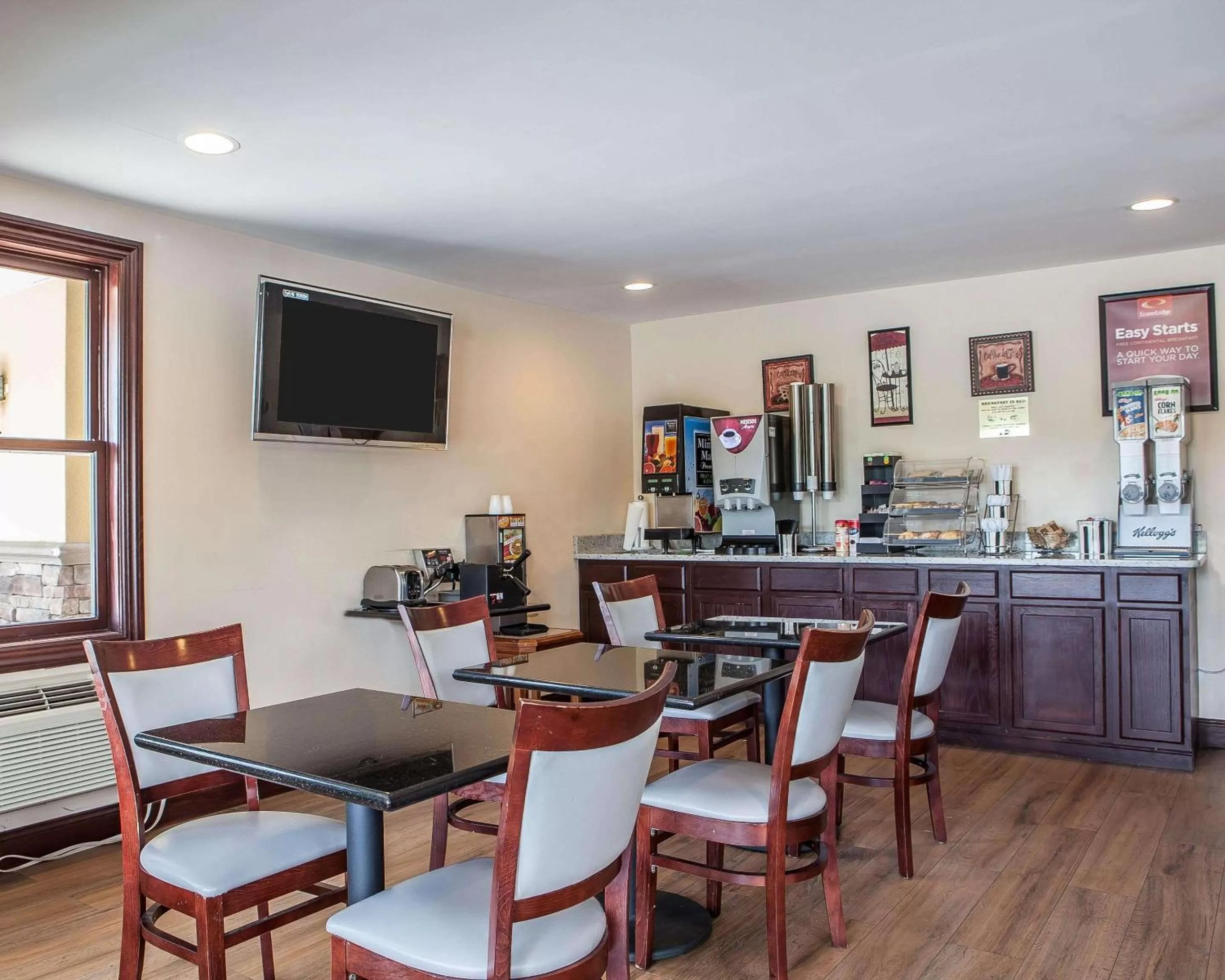 Restaurant/places to eat in Econo Lodge Newton