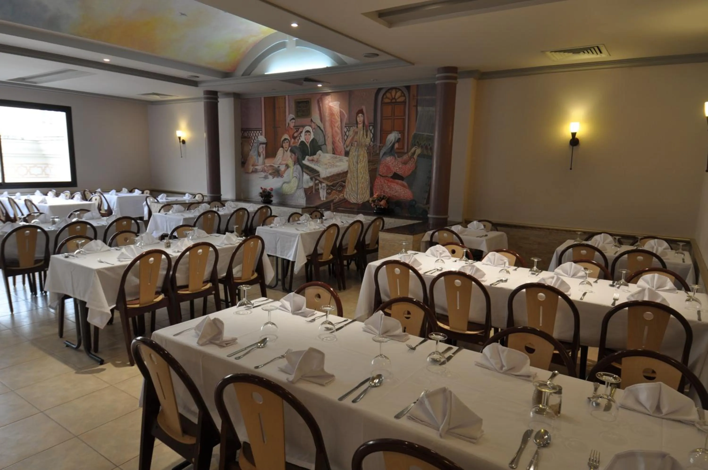 Restaurant/places to eat in Hôtel Wassim