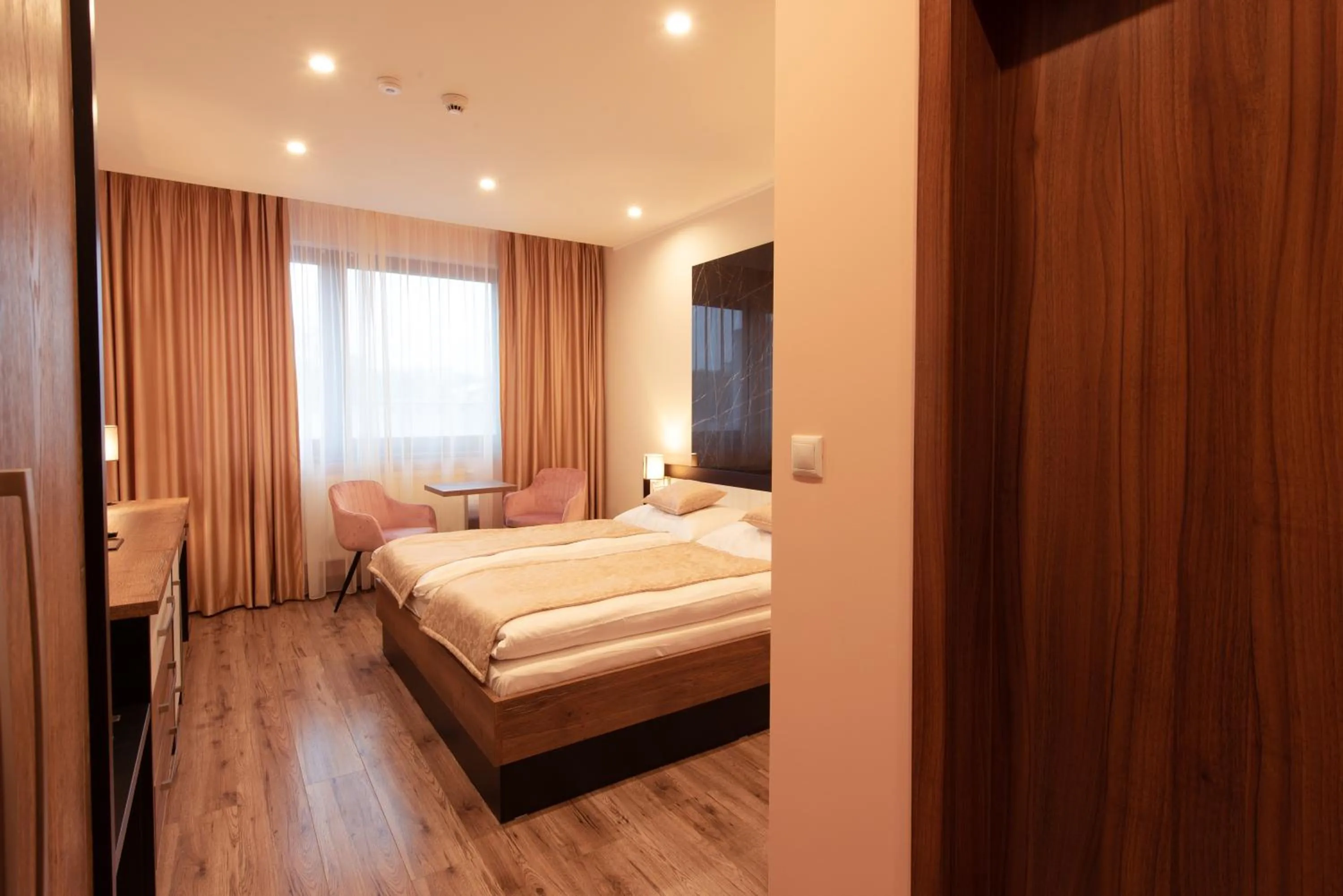 Property building, Bed in Hotel Viktor