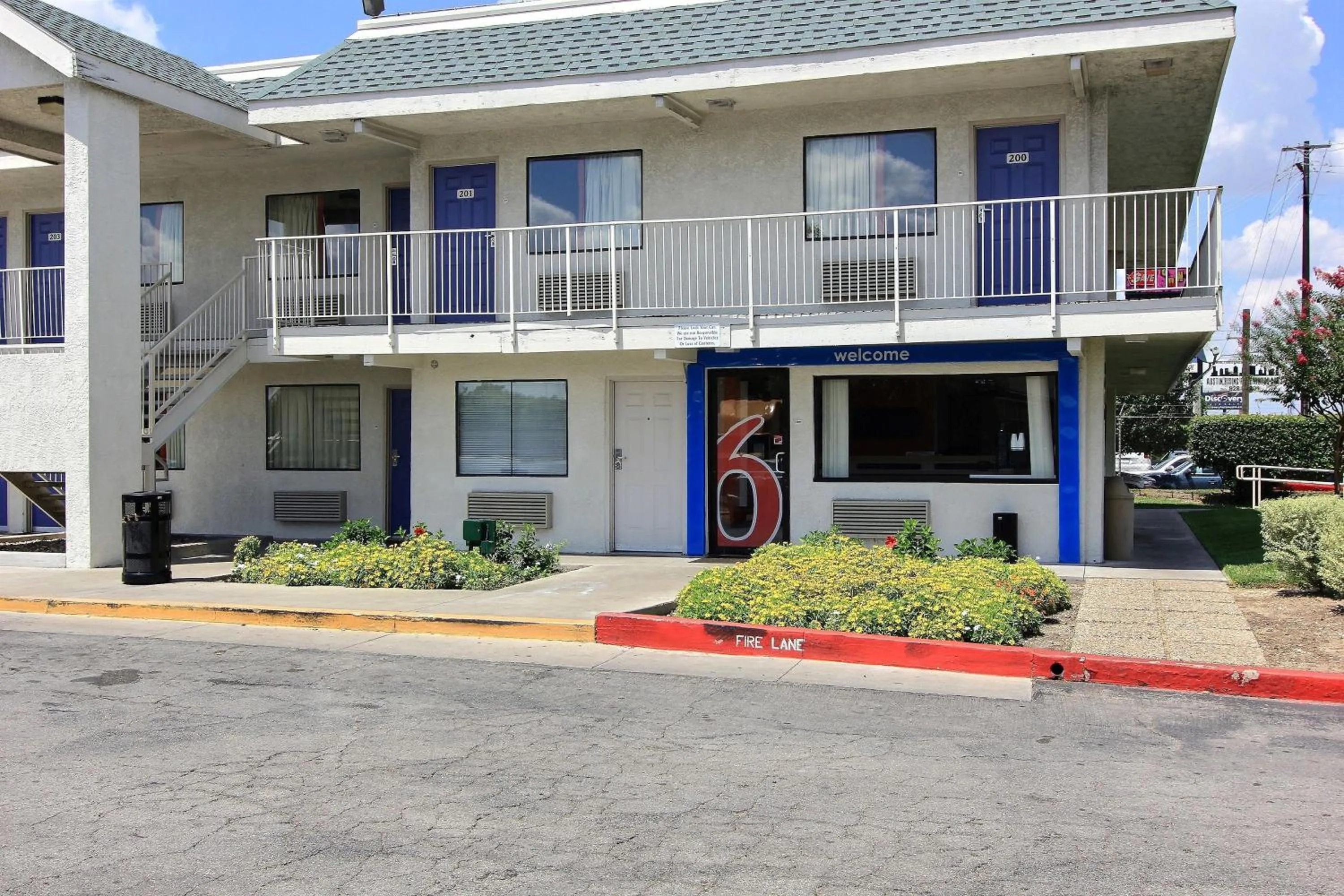 Facade/entrance, Property Building in Motel 6-Austin, TX