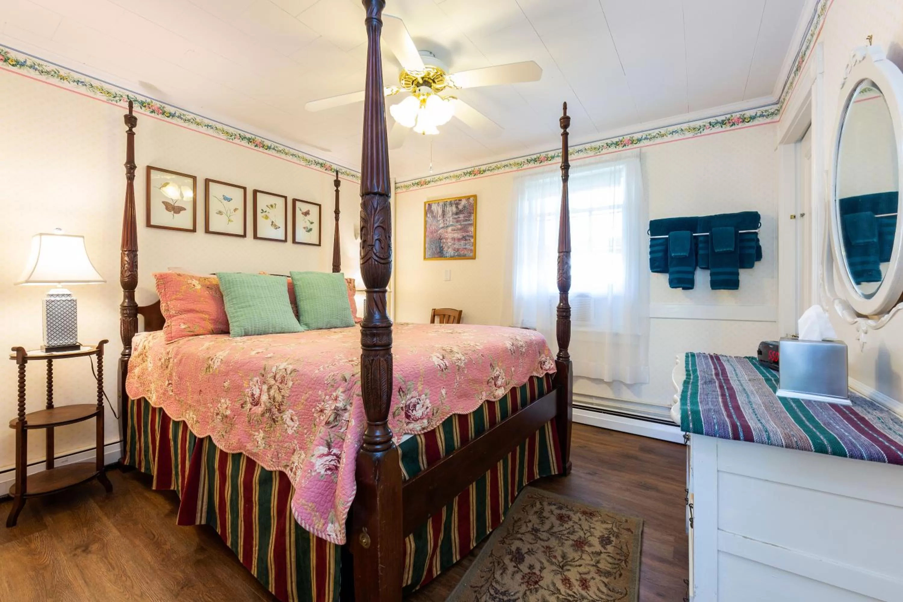 Bed in The Elmhurst Inn