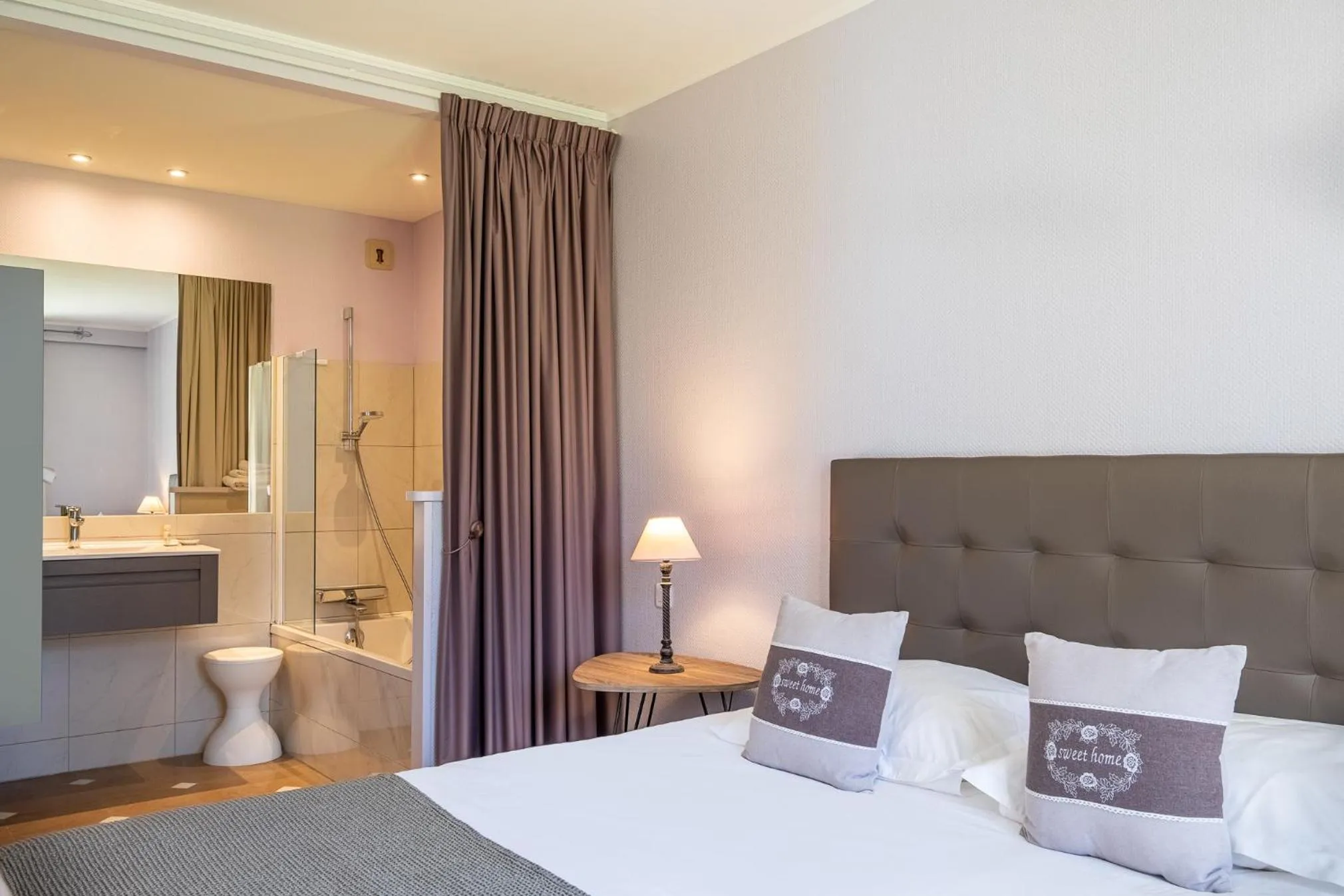 Photo of the whole room, Bed in Domaine de l'Echassier, The Originals Relais