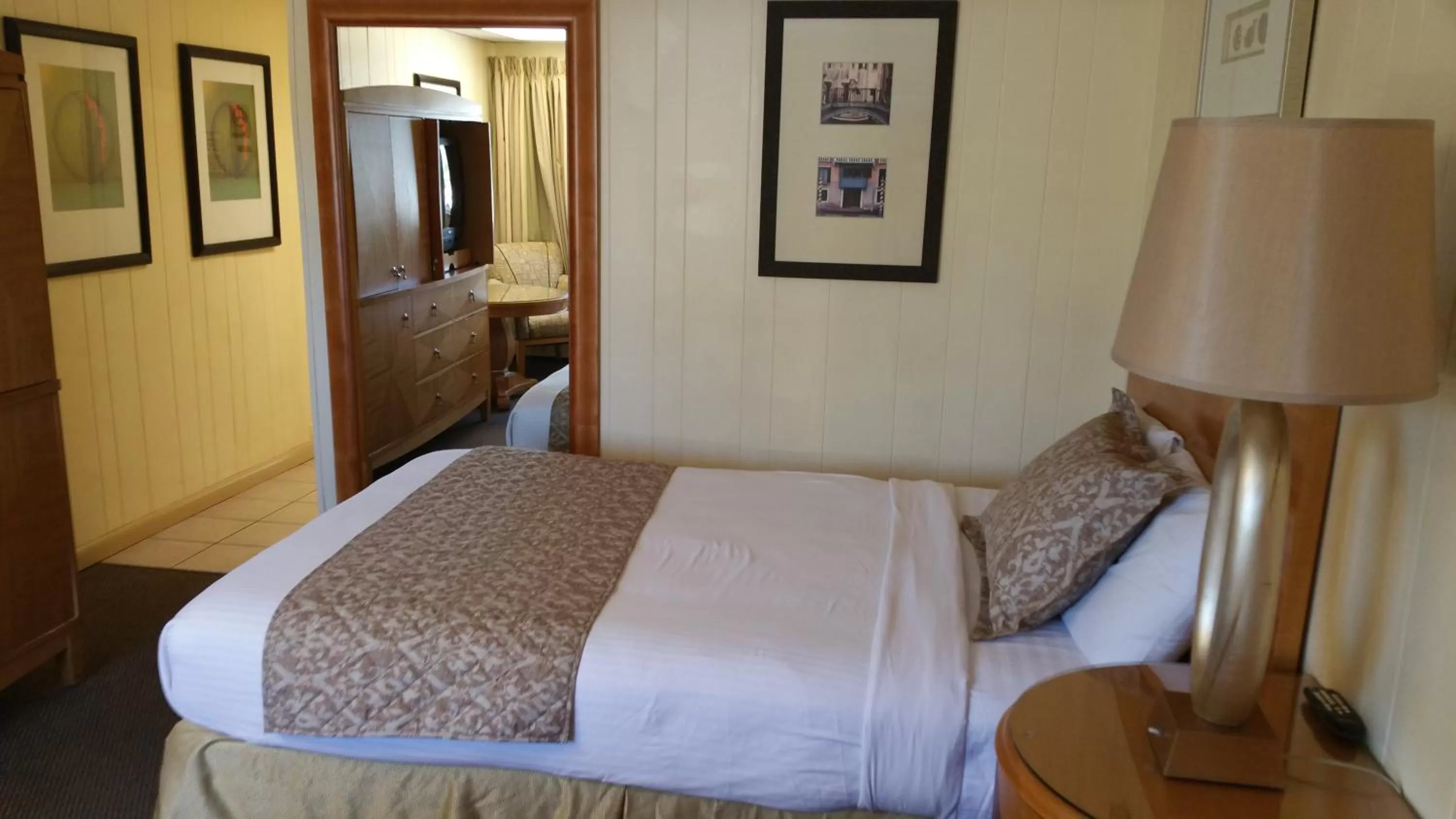 Bed in The Amethyst Beach Motel