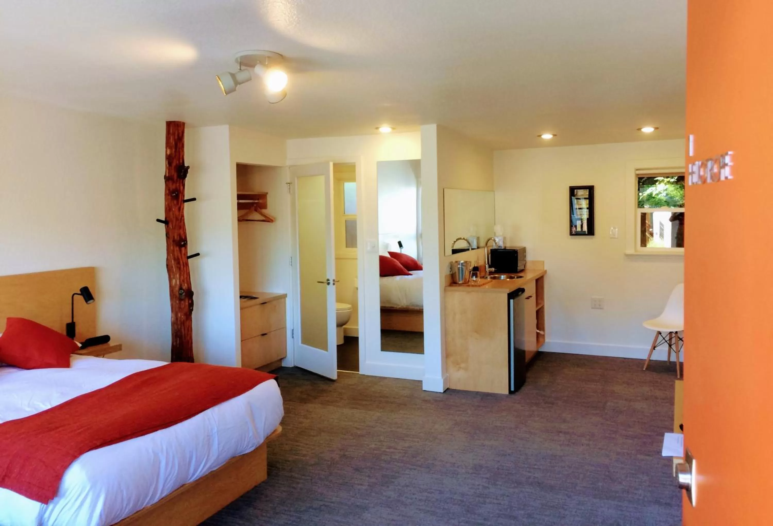 Flora King Room in Heliotrope Hotel