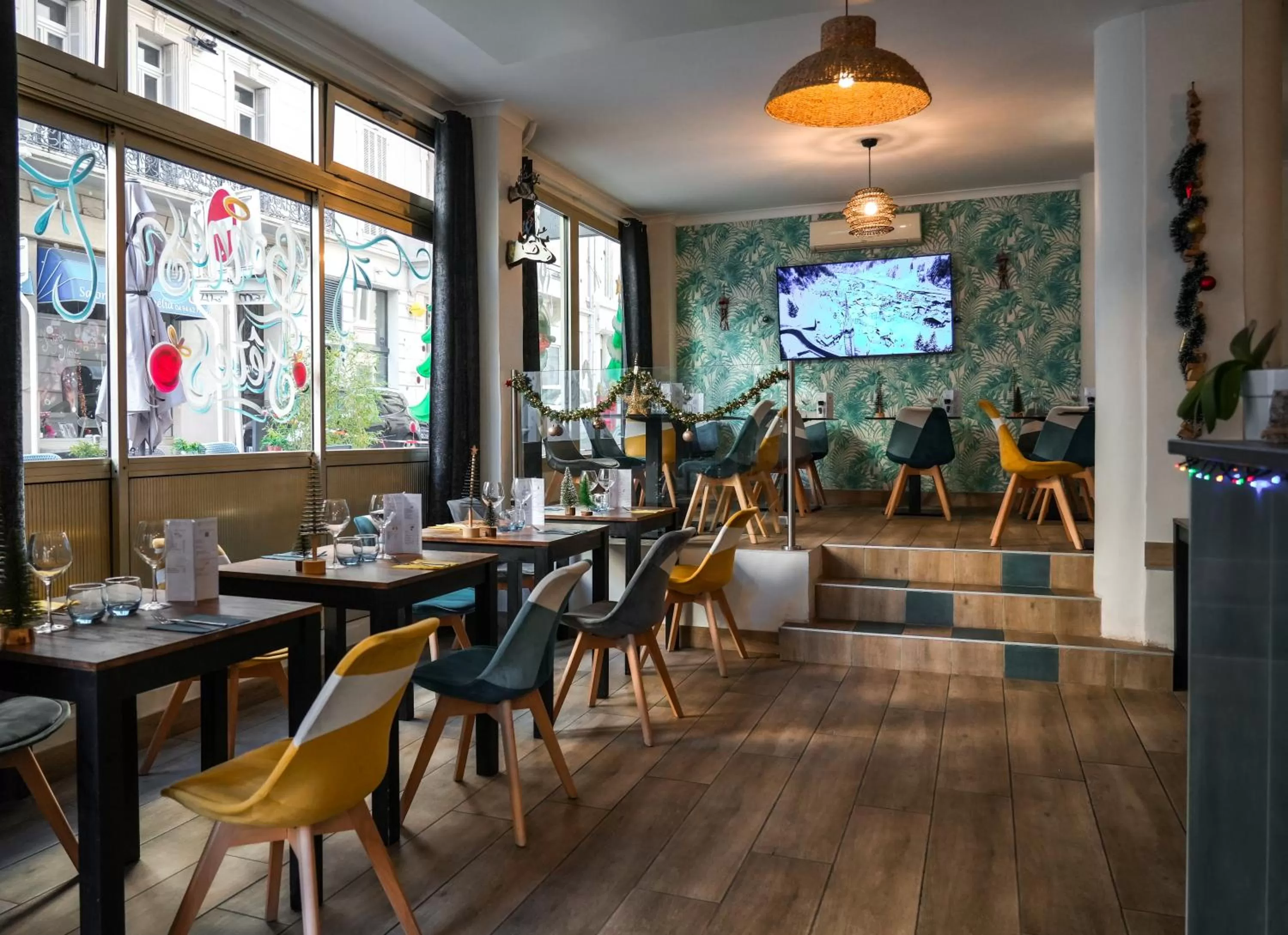 Restaurant/places to eat in Celenya Hôtel