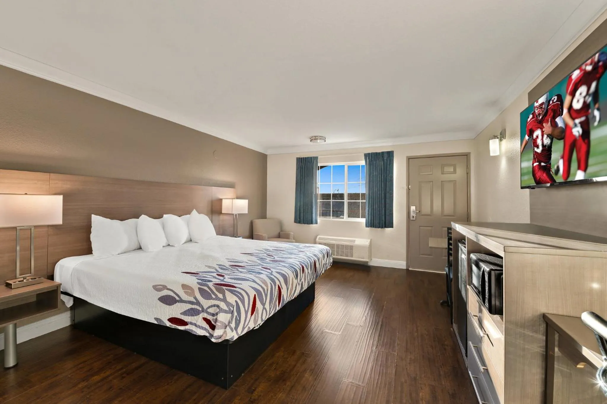 Photo of the whole room, Bed in Red Roof Inn Los Angeles - Bellflower