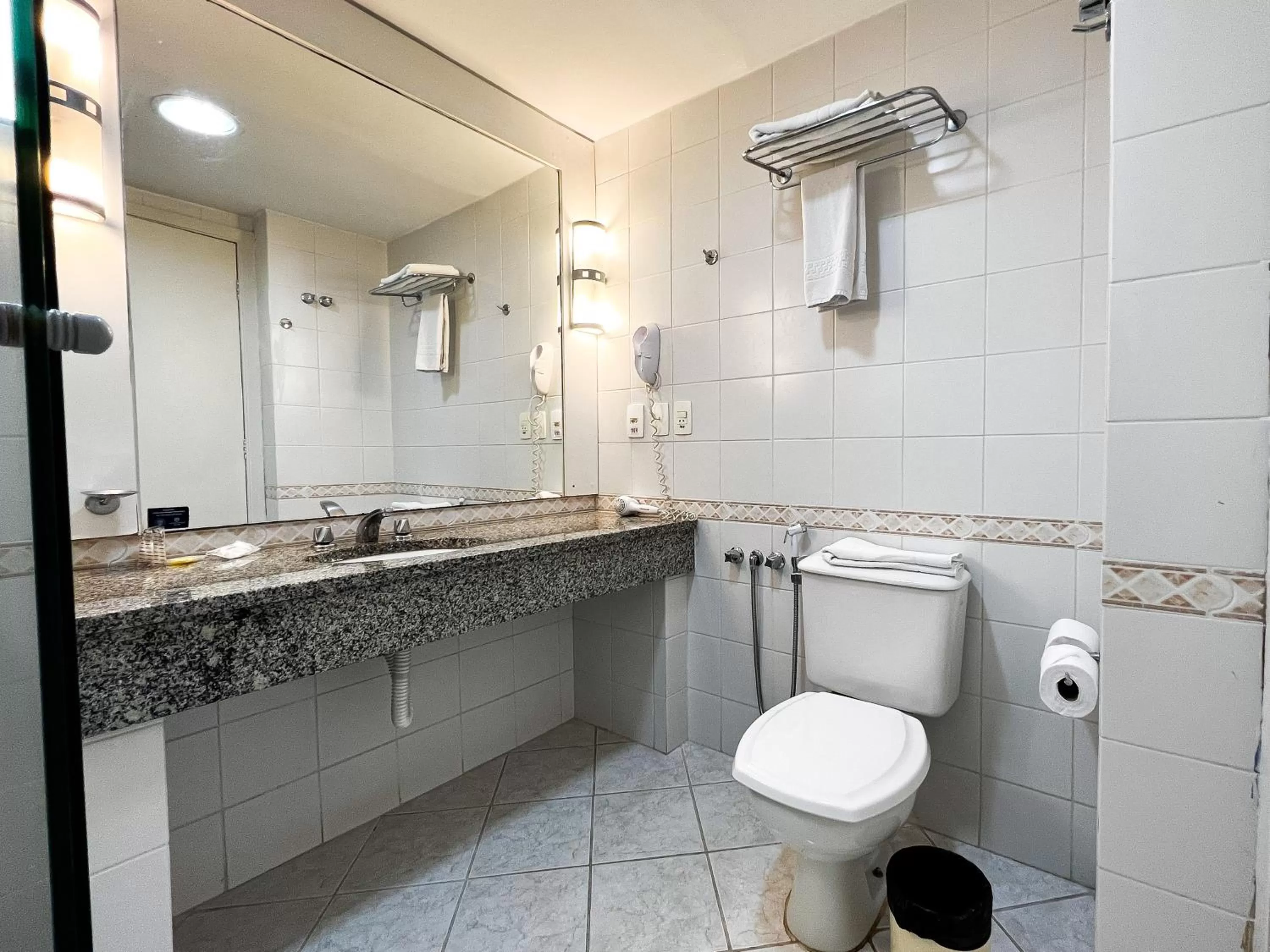 Bathroom in Master Curitiba Hotel - 1,6 km do Estádio Couto Pereira - Show