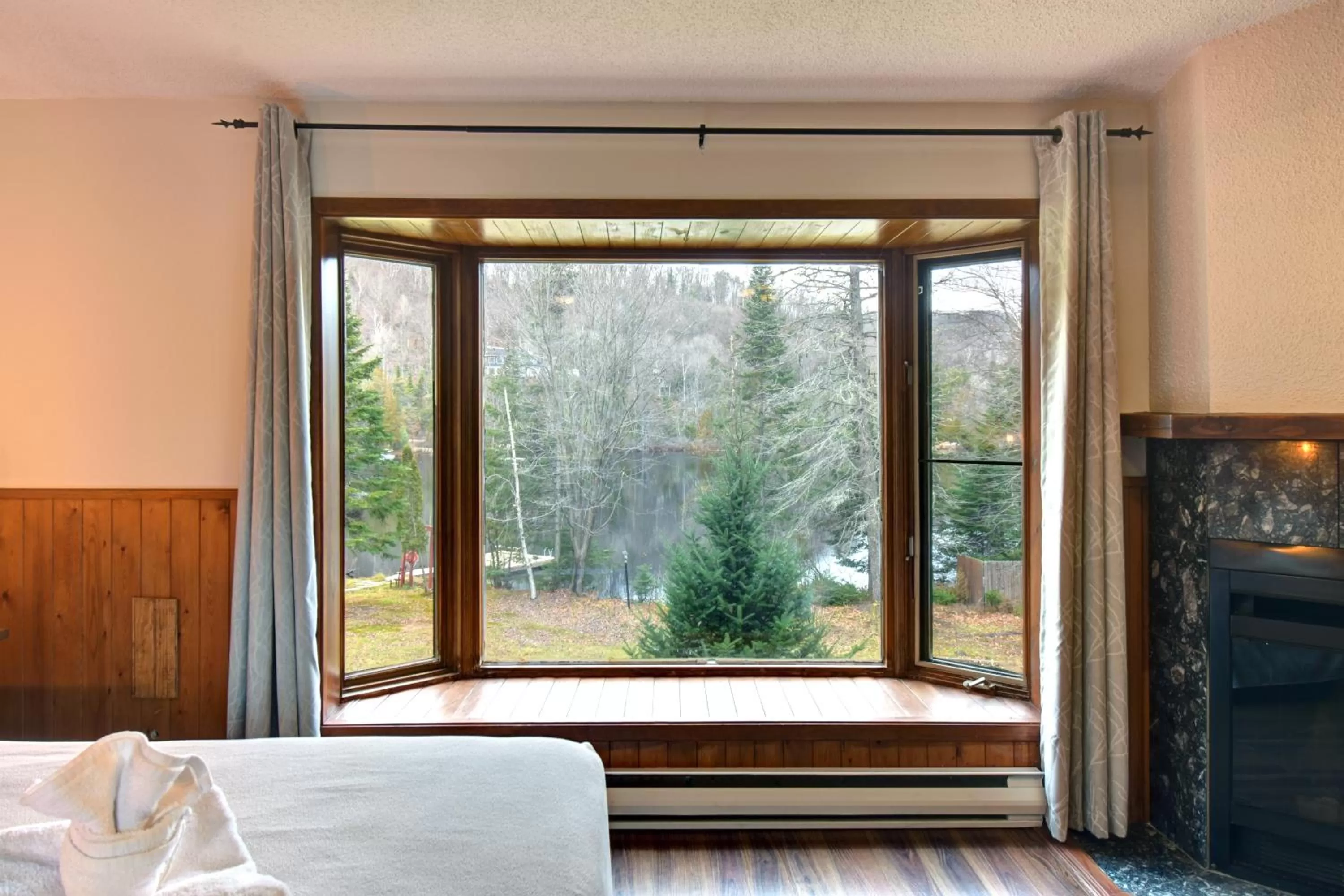View (from property/room), Bed in Hotel Le Petit Lac Sainte-Adèle