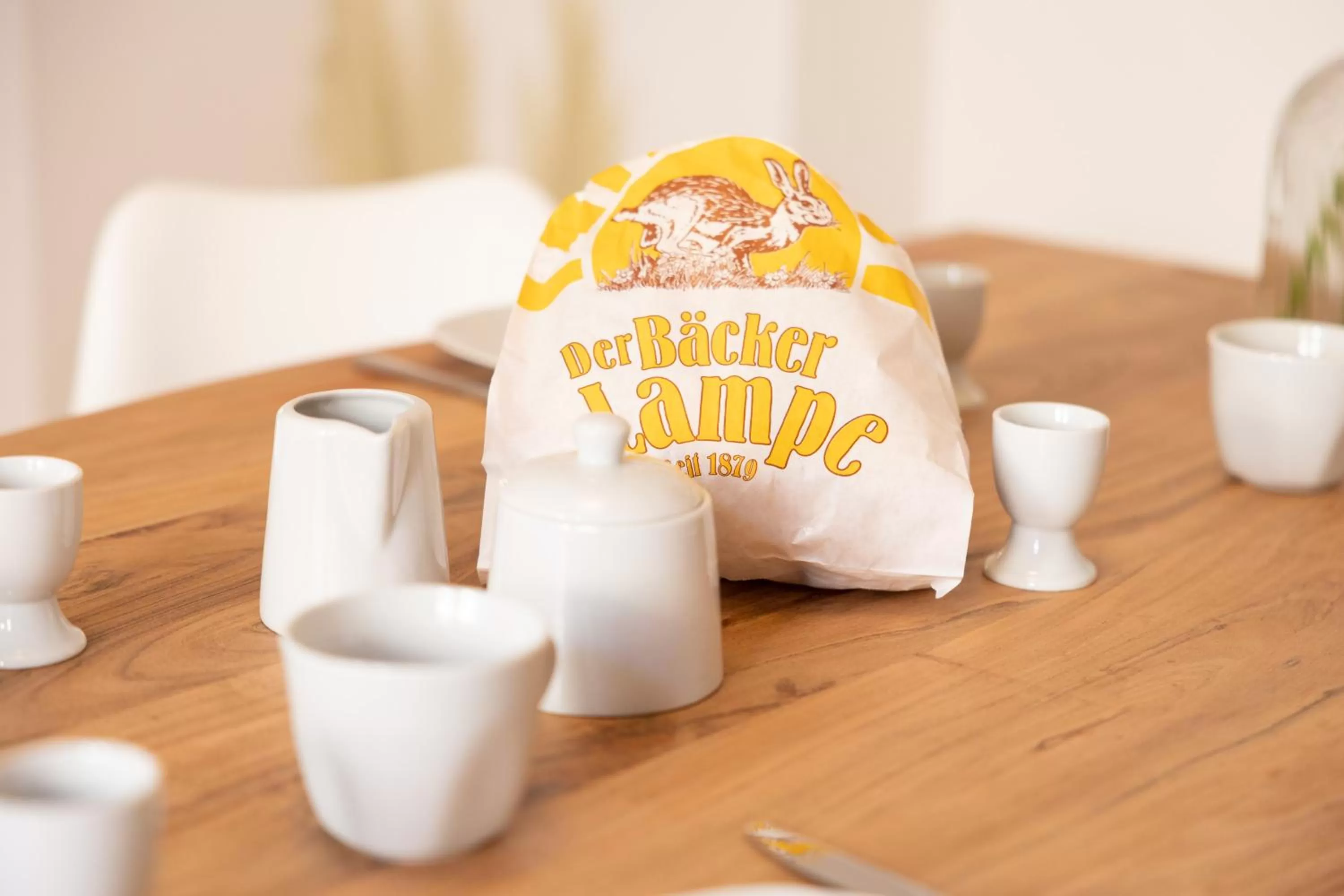 Dining area in Ko-Living Space an der Oper - Street Art Design Apartments