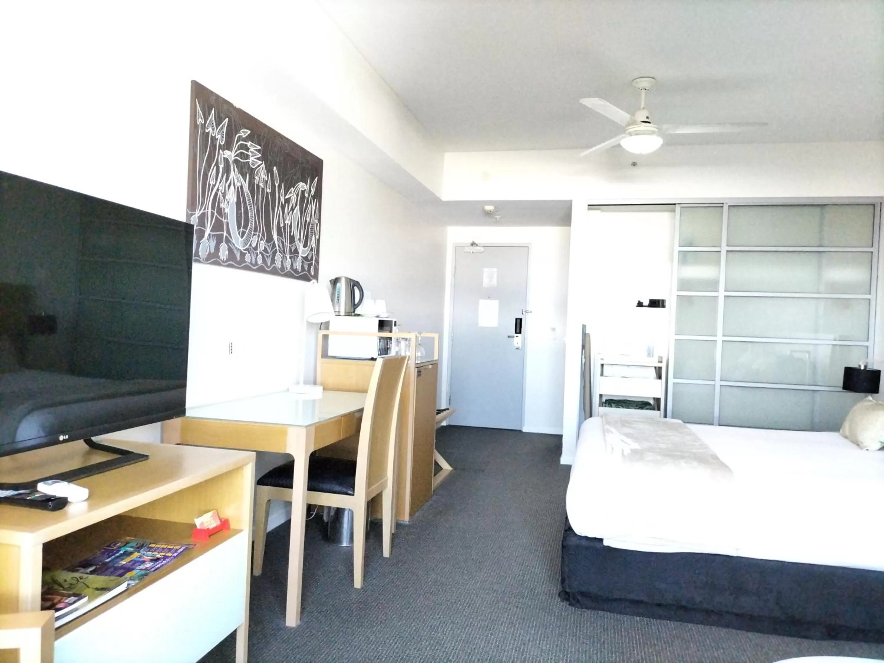 TV and multimedia, Bed in Darwin Harbour Suites