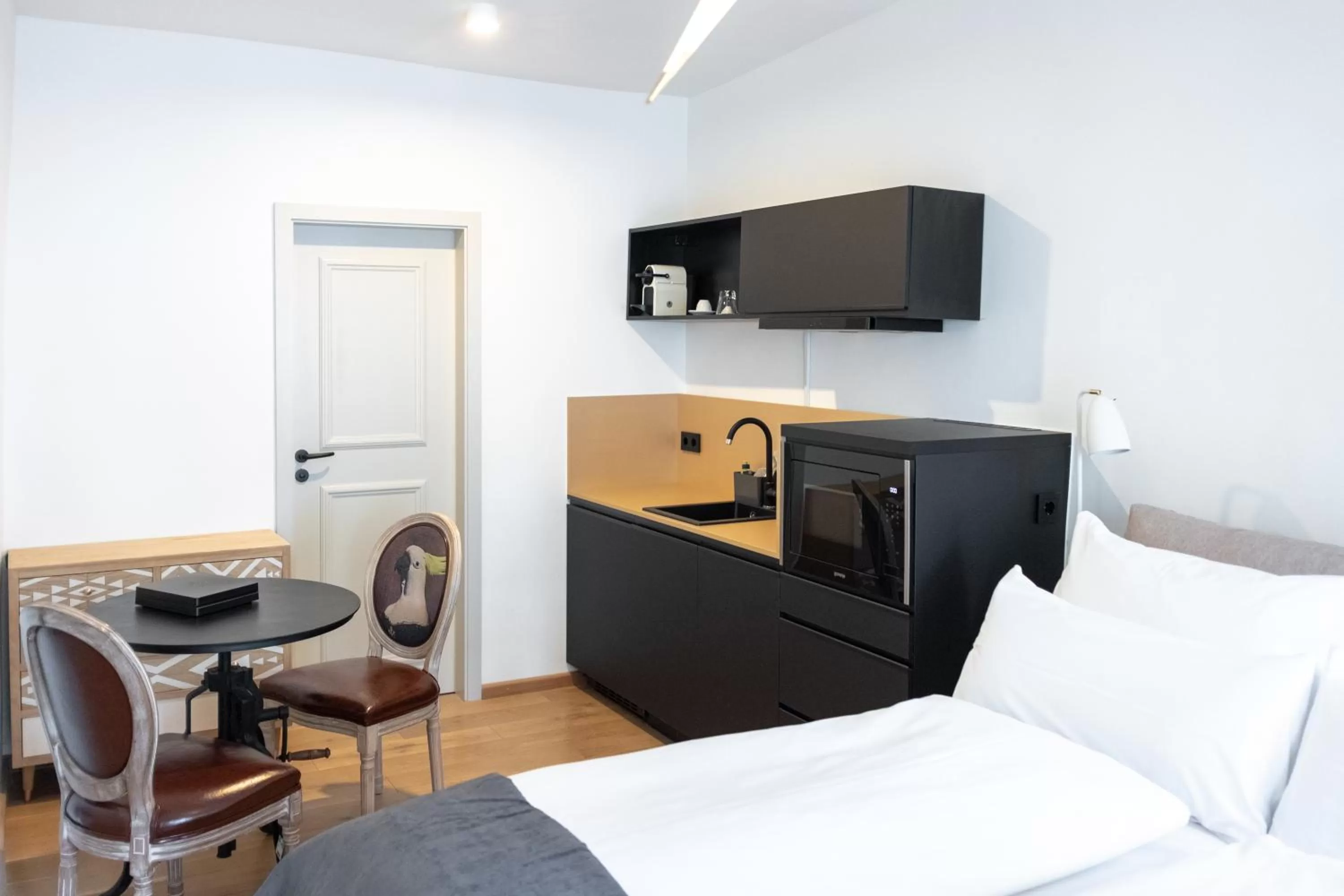 Kitchen or kitchenette in ANA Living Augsburg City Center by Arthotel ANA - Self-Service-Hotel
