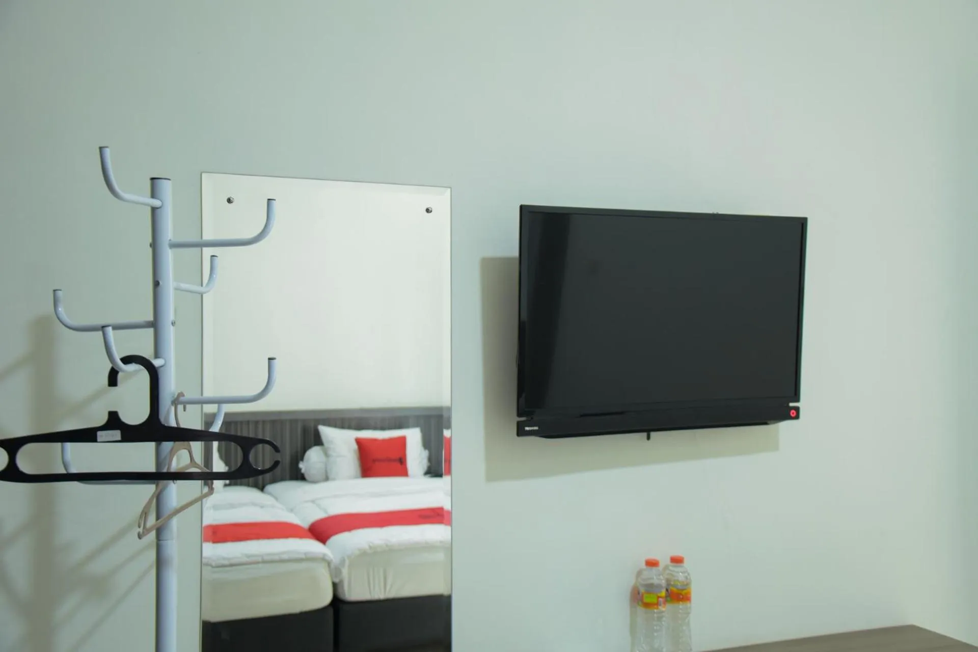 Bedroom, Bed in RedDoorz near GOR Satria Purwokerto