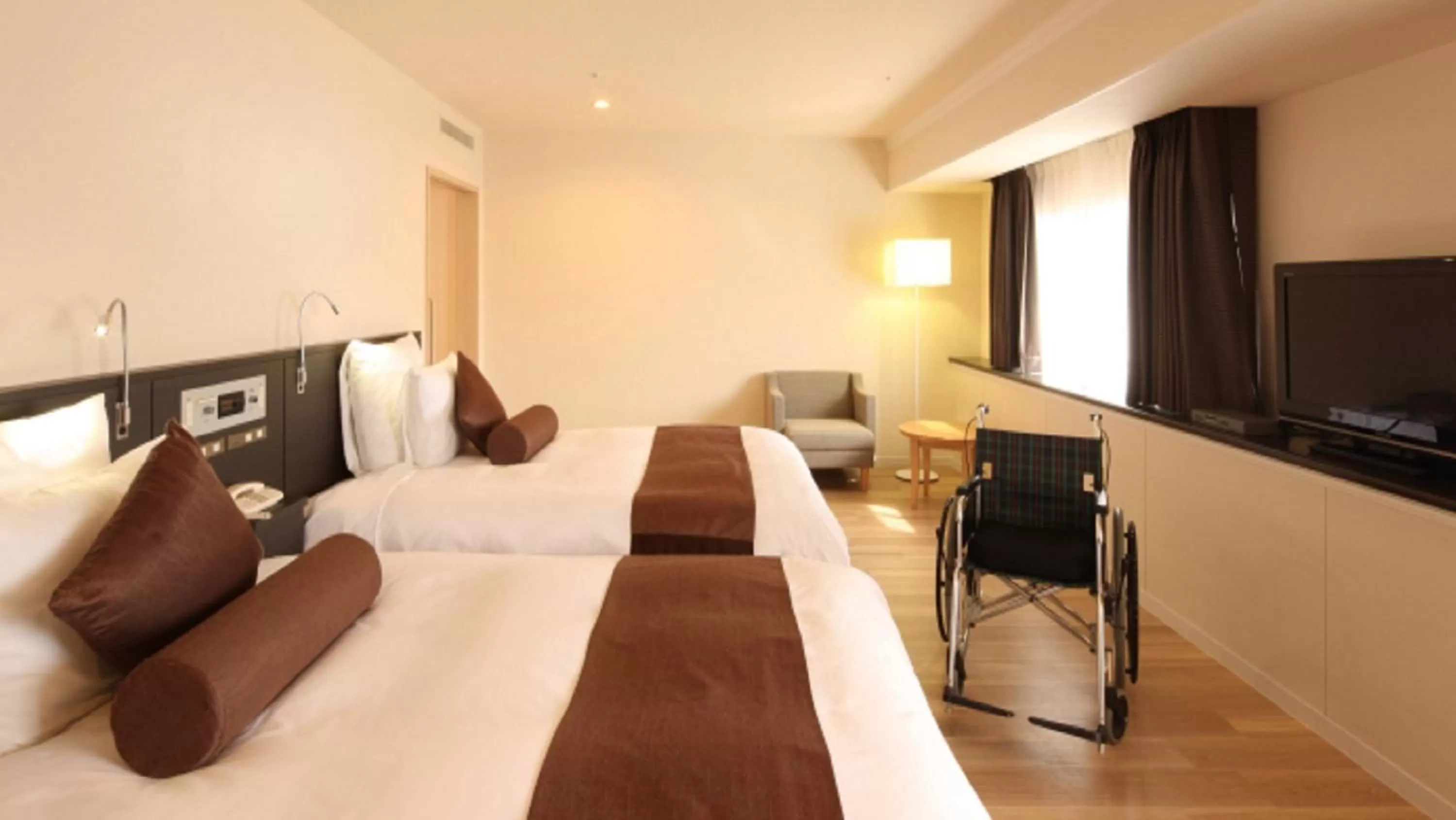 Photo of the whole room, Bed in ANA Crowne Plaza Niigata by IHG