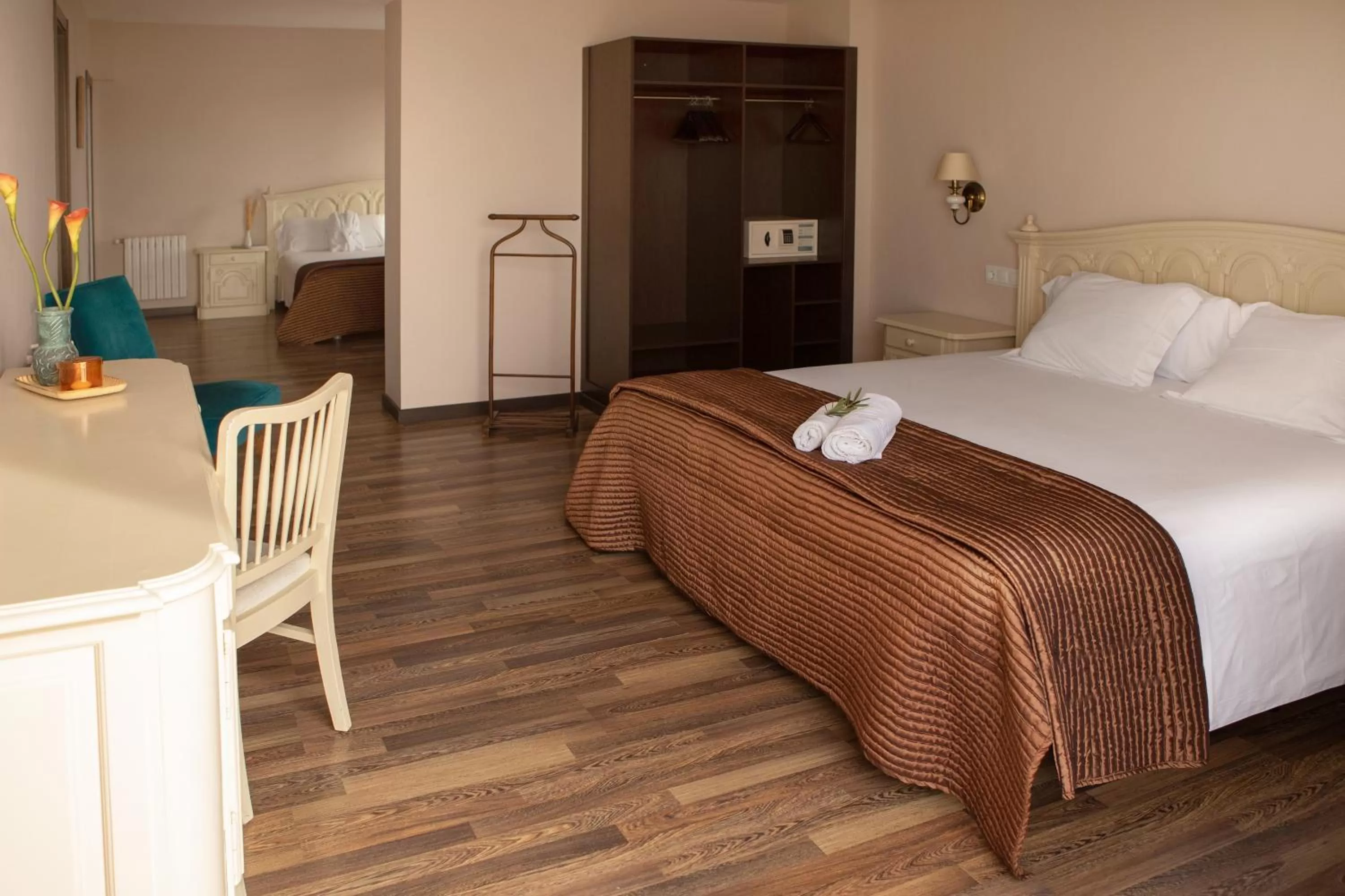 Photo of the whole room, Bed in Hotel Roger de Flor by Seleqtta