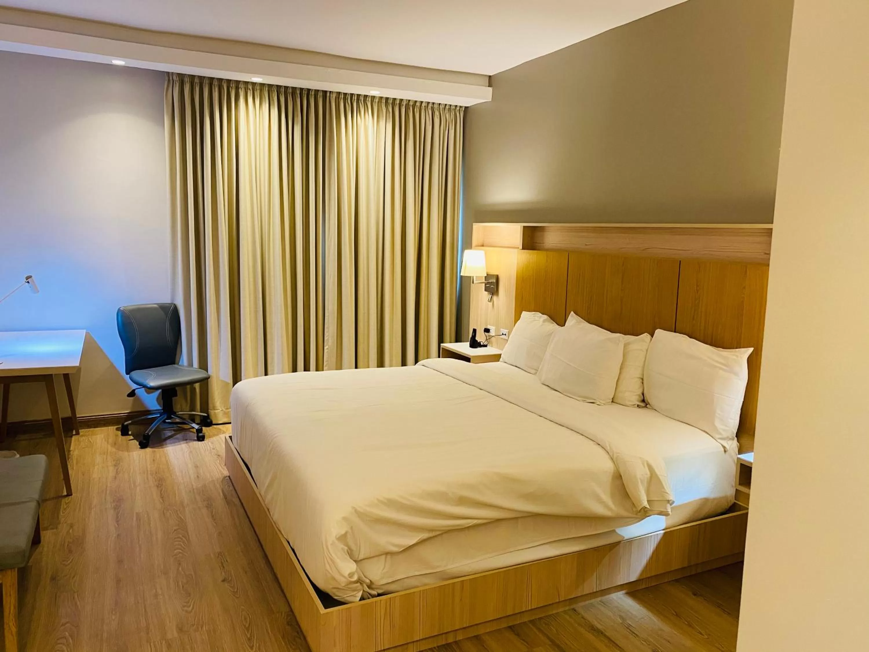 Staff, Bed in Radisson Colon 2,000 Hotel & Casino