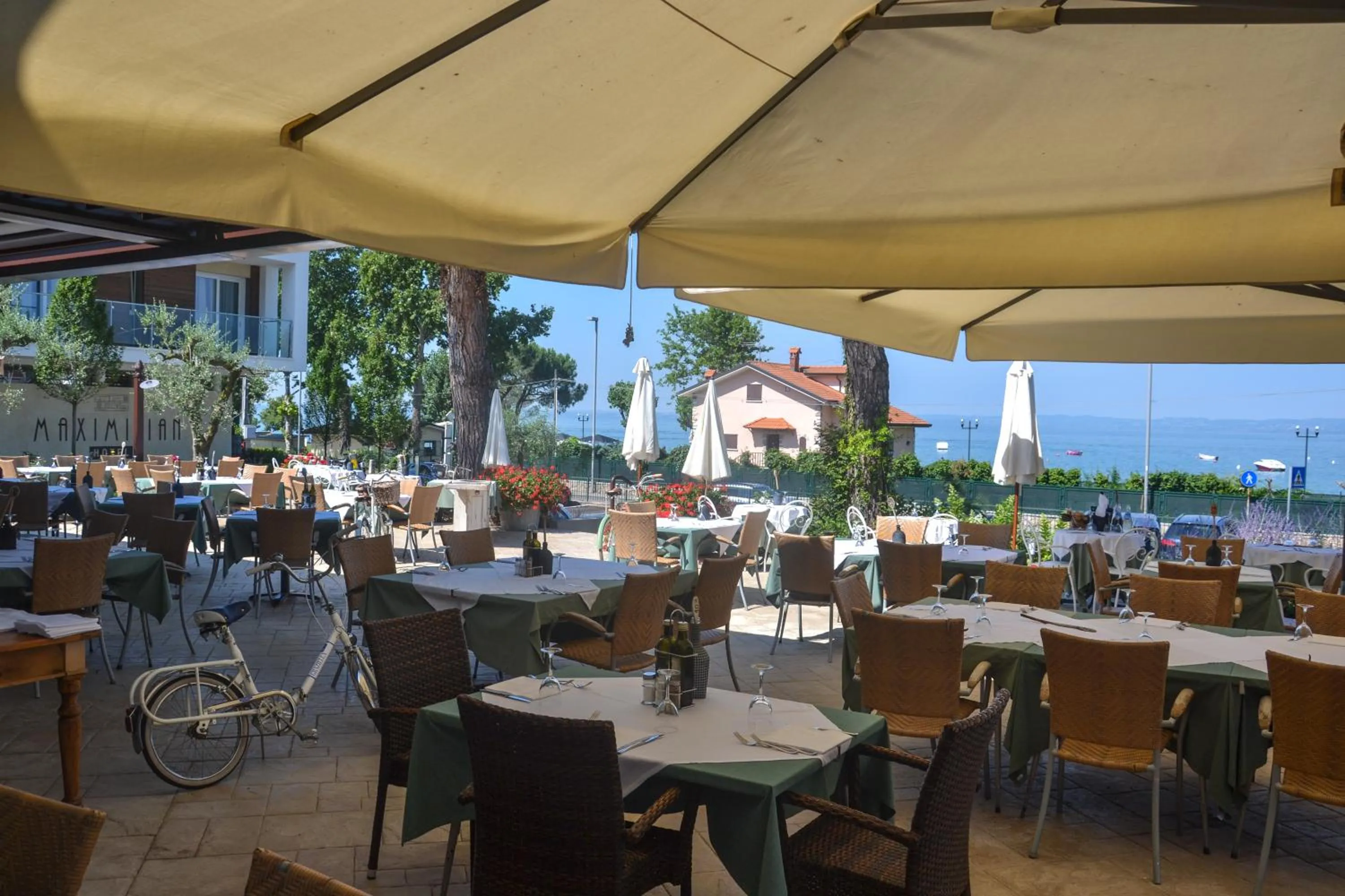 Restaurant/places to eat in Hotel Maximilian