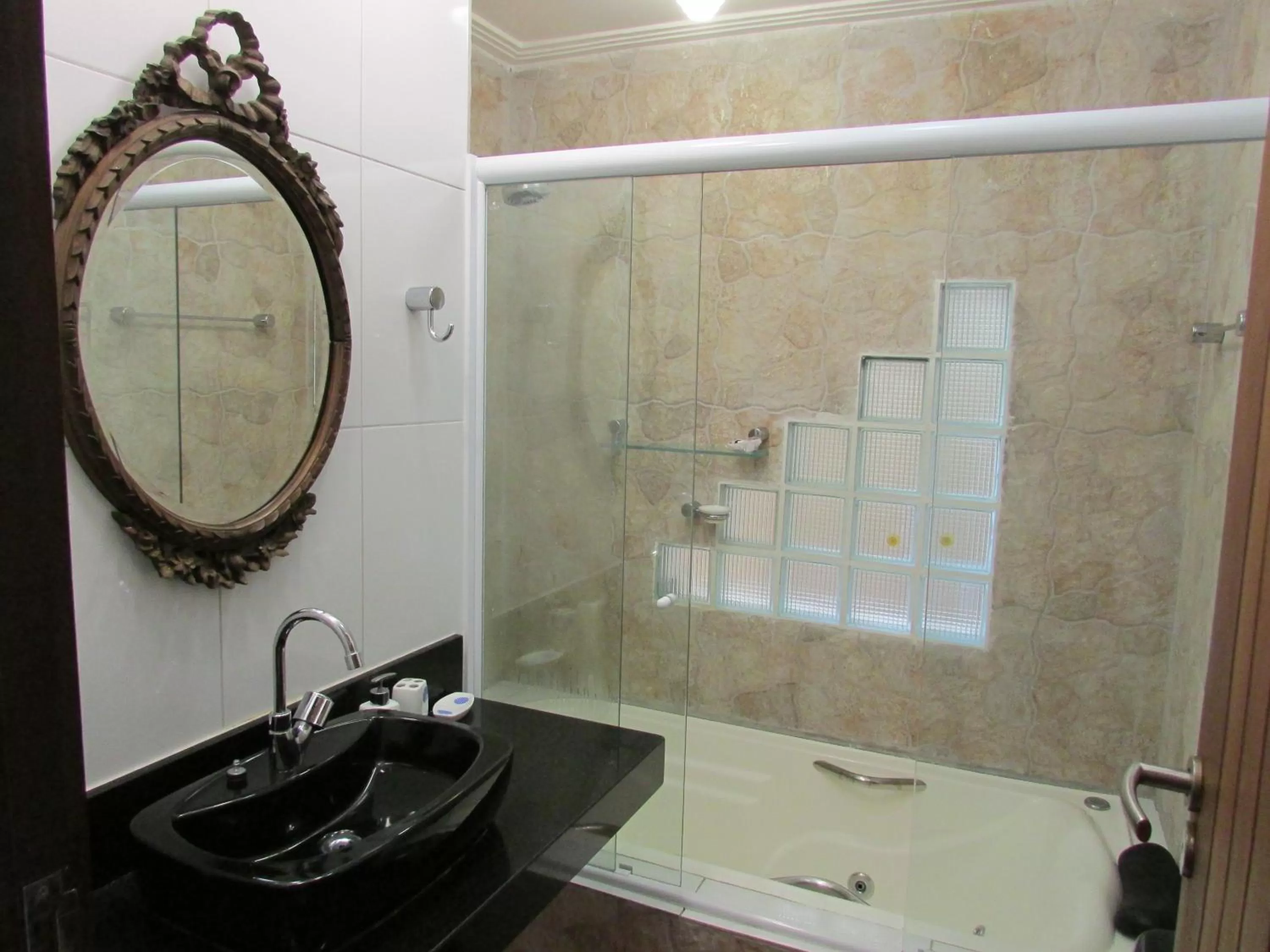 Hot Tub, Bathroom in Pousada Ipitanga IV